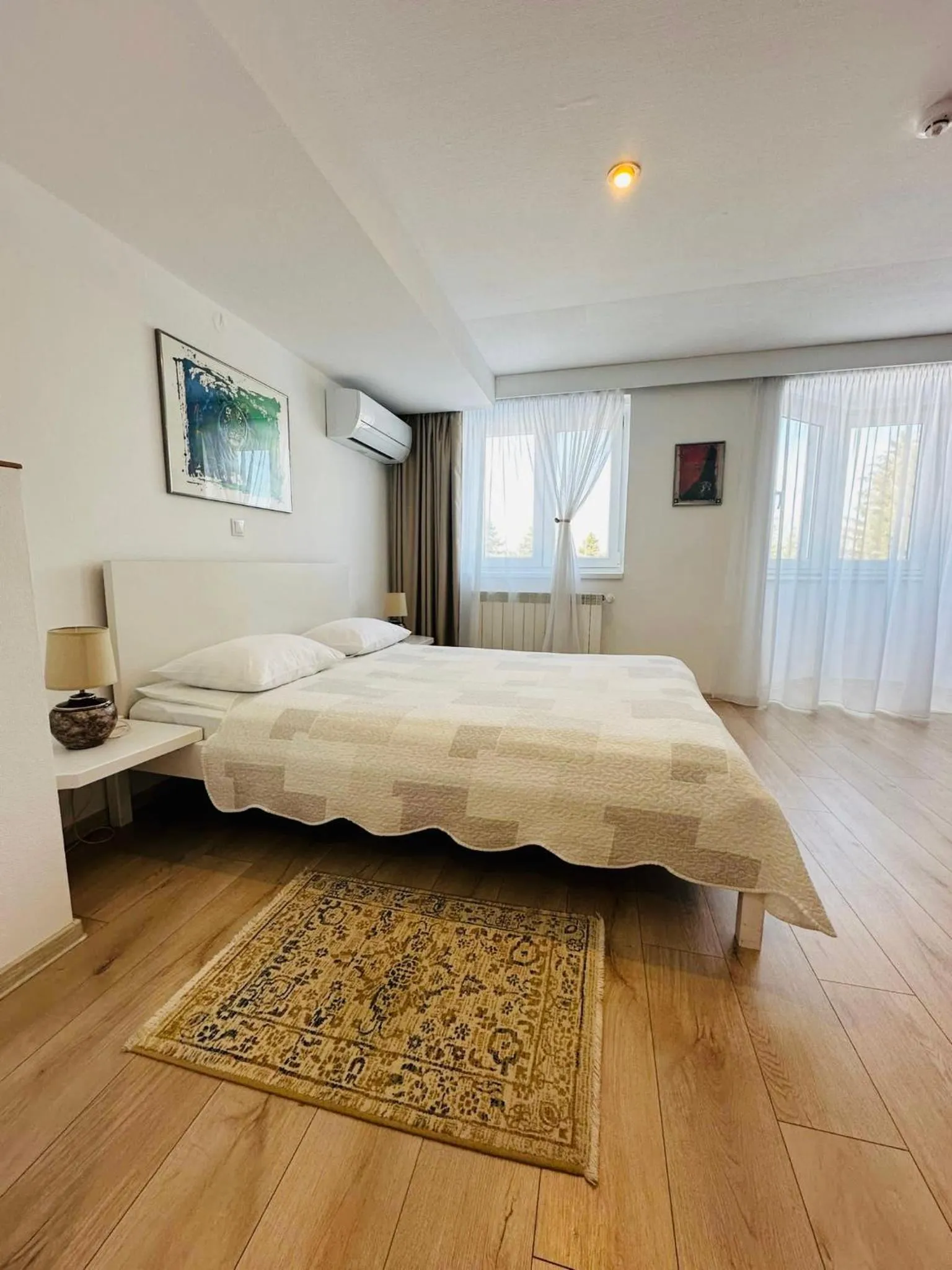 Photo of the whole room, Bed in Villa Helvetia