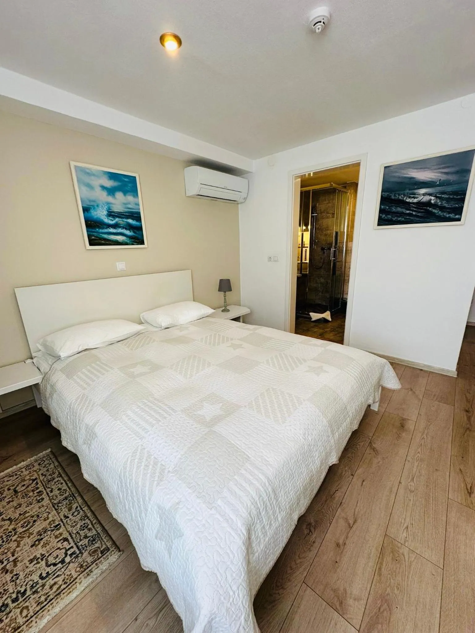 Photo of the whole room, Bed in Villa Helvetia