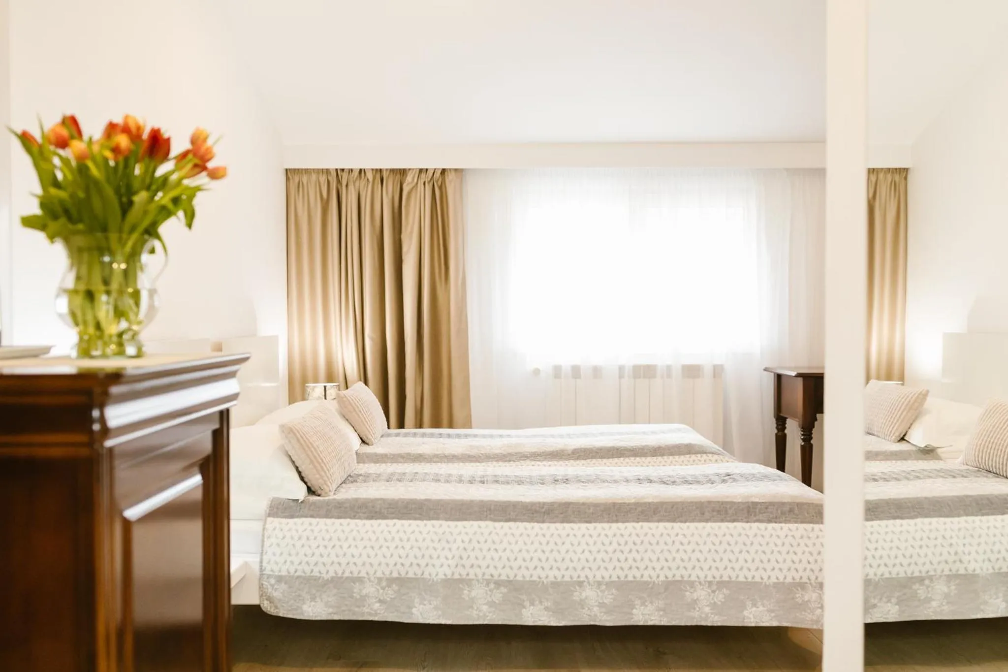 Photo of the whole room, Bed in Villa Helvetia