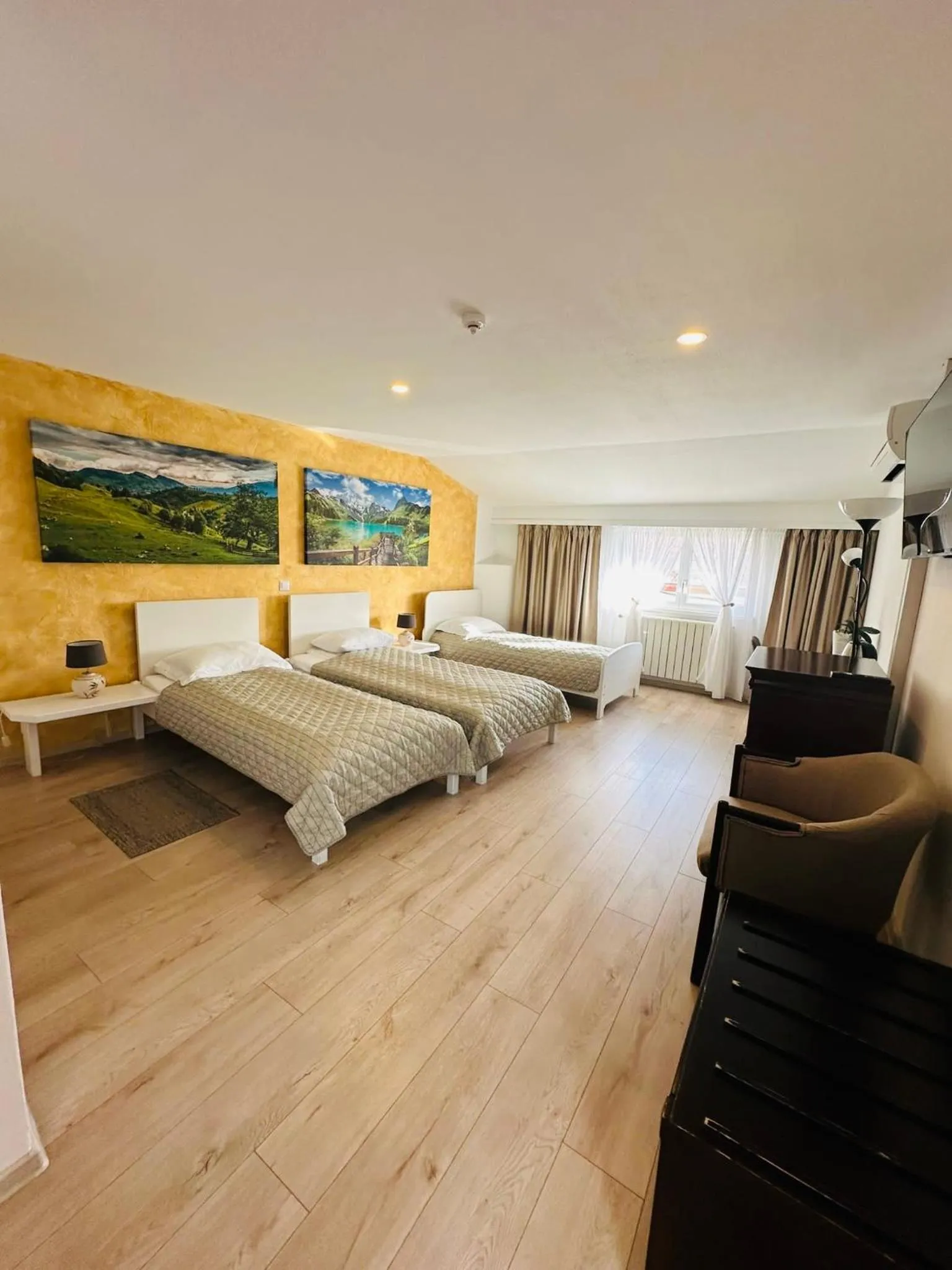 Photo of the whole room, Bed in Villa Helvetia