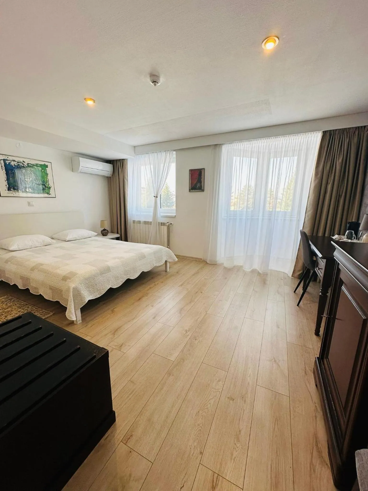 Photo of the whole room, Bed in Villa Helvetia