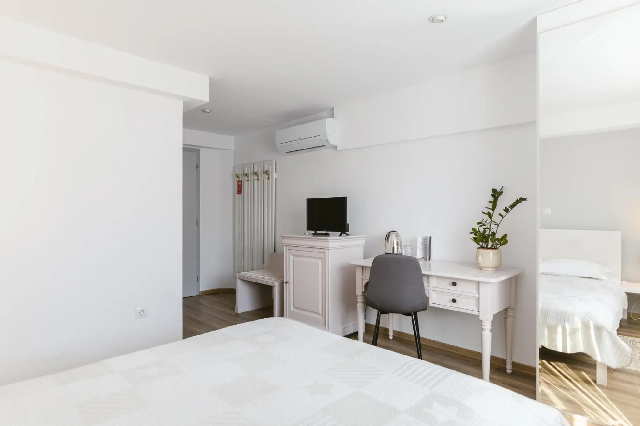 Photo of the whole room, Bed in Villa Helvetia