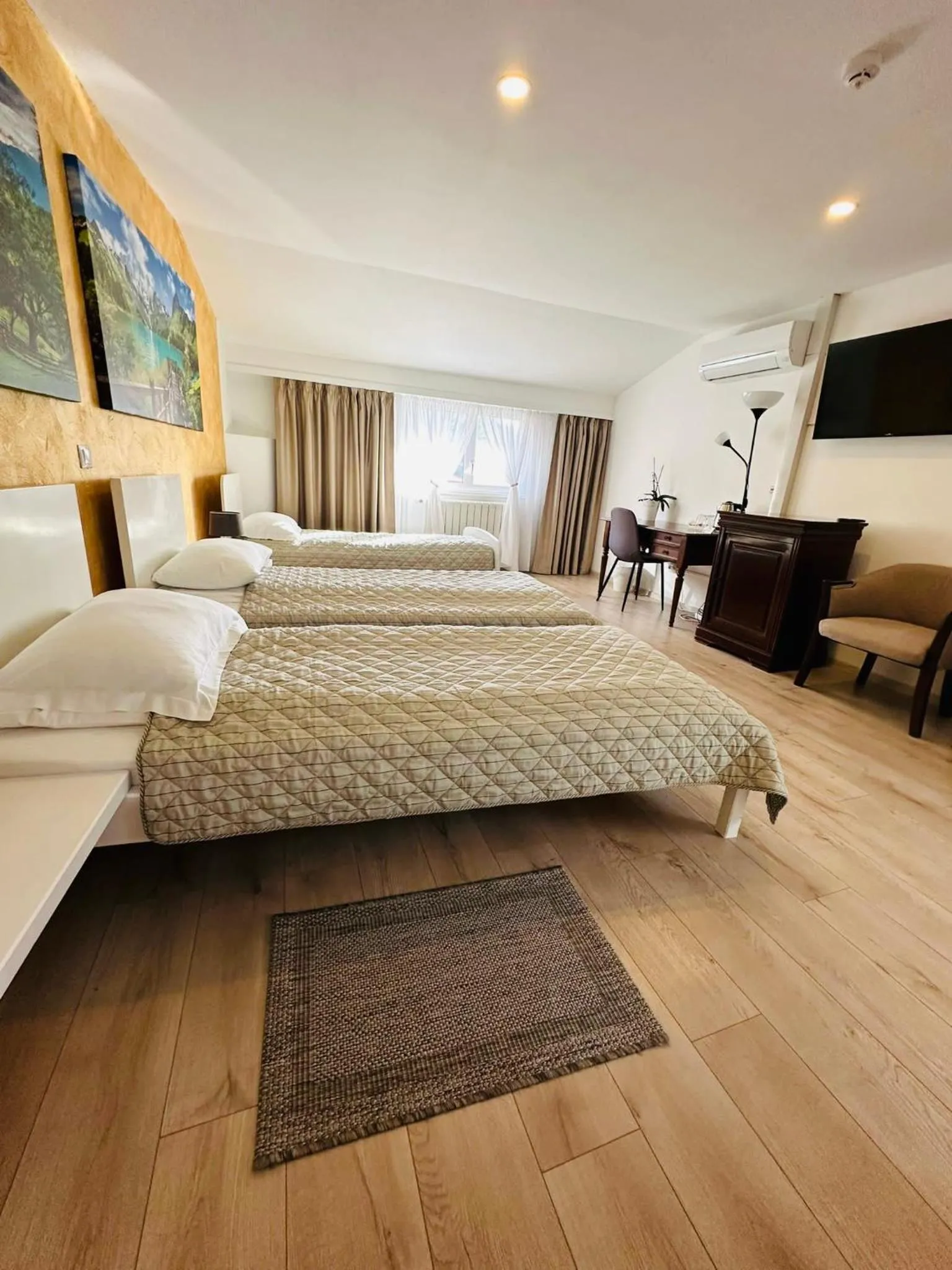 Photo of the whole room, Bed in Villa Helvetia