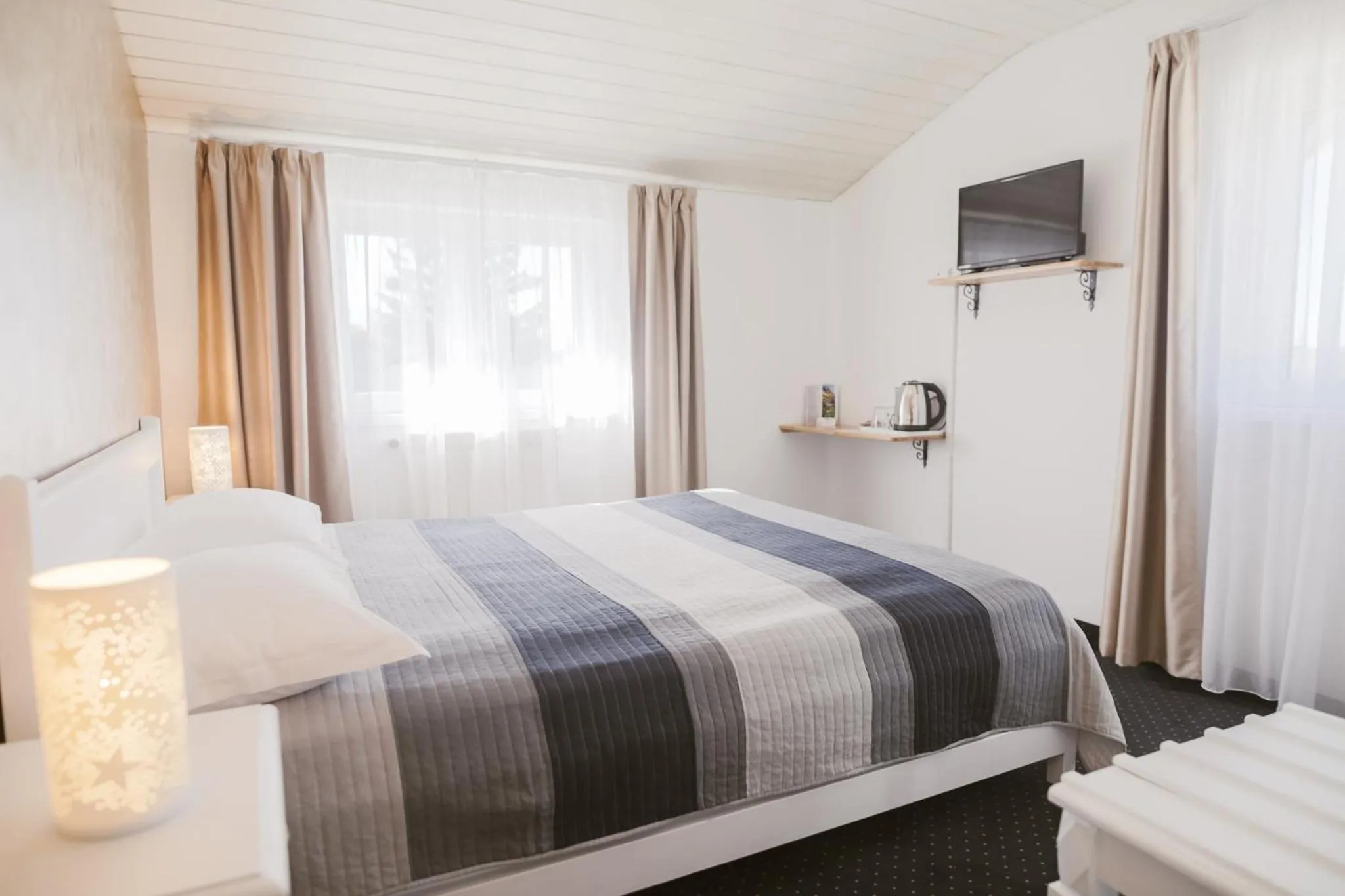 Photo of the whole room, Bed in Villa Helvetia