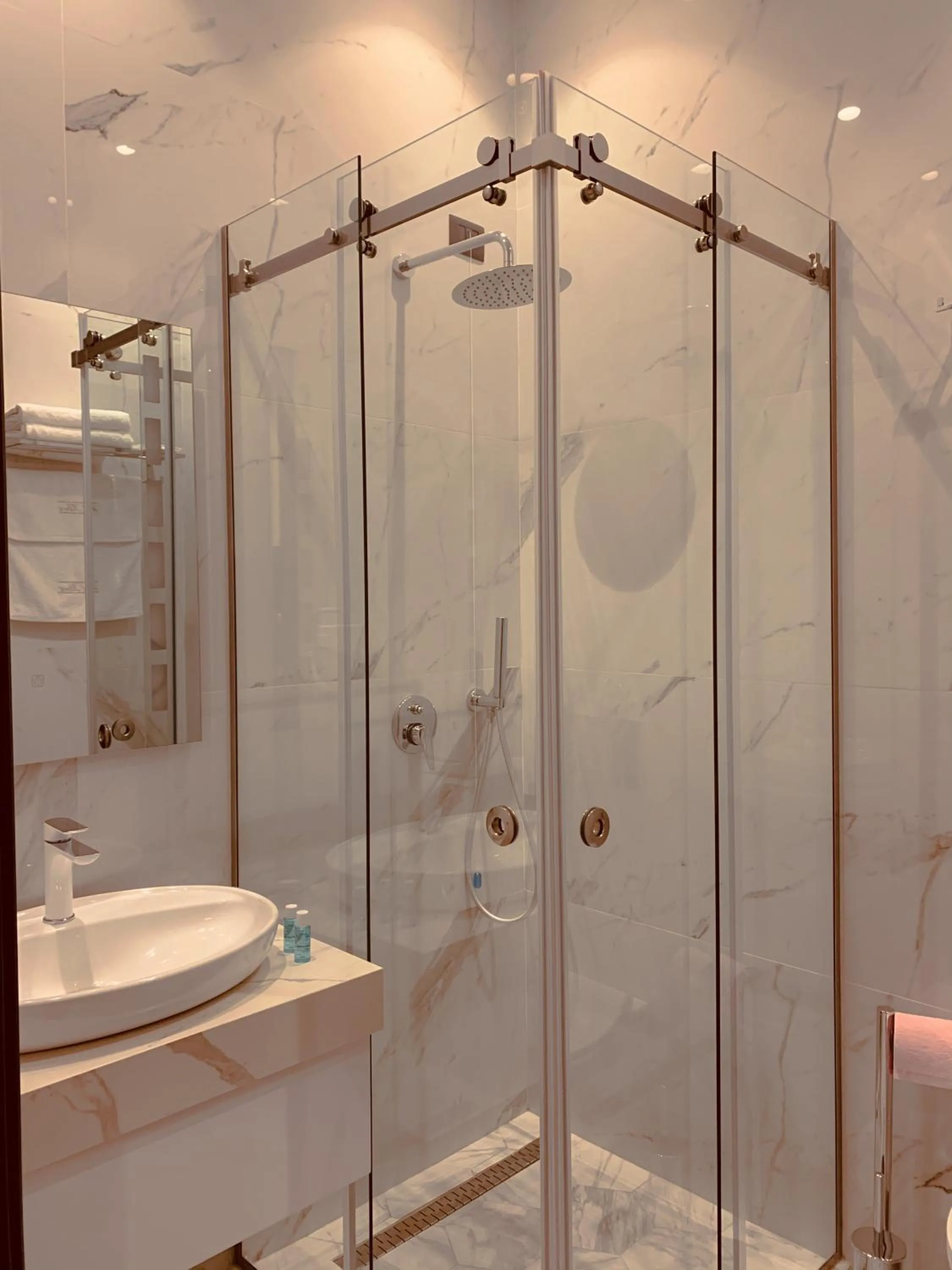 Shower in Hotel Kloest