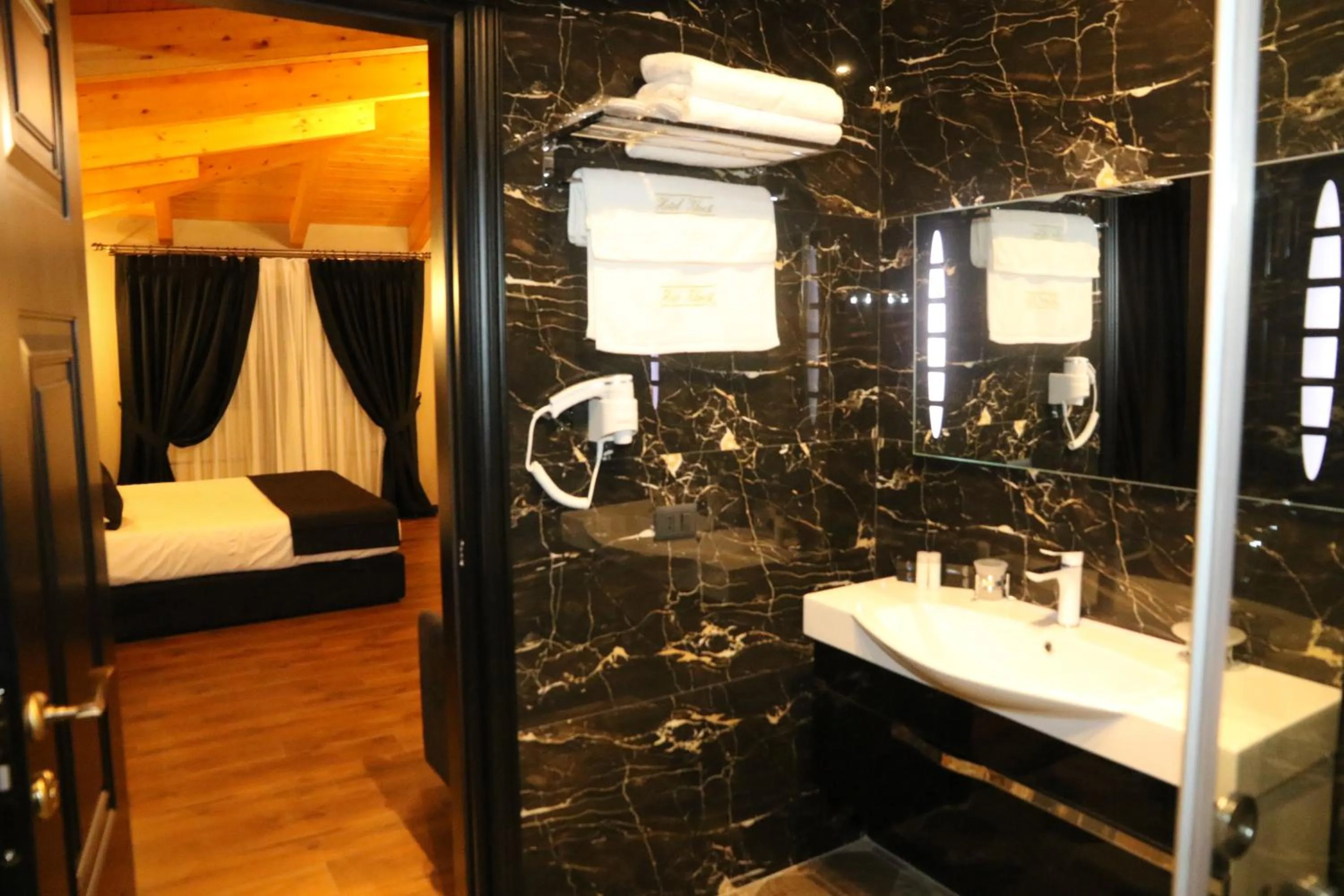 Bathroom, Bed in Hotel Kloest