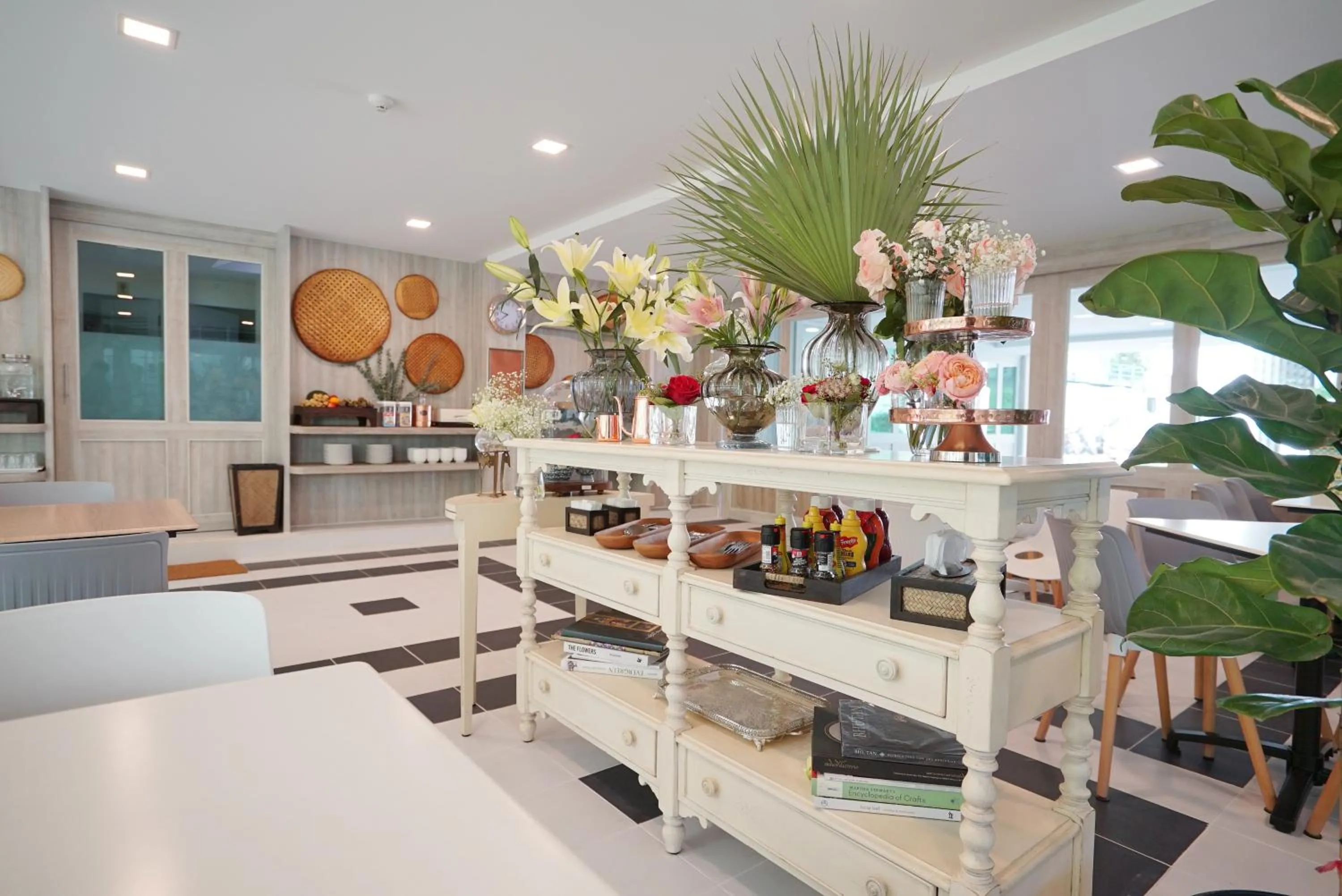 Restaurant/places to eat in The Qube fifty Hotel