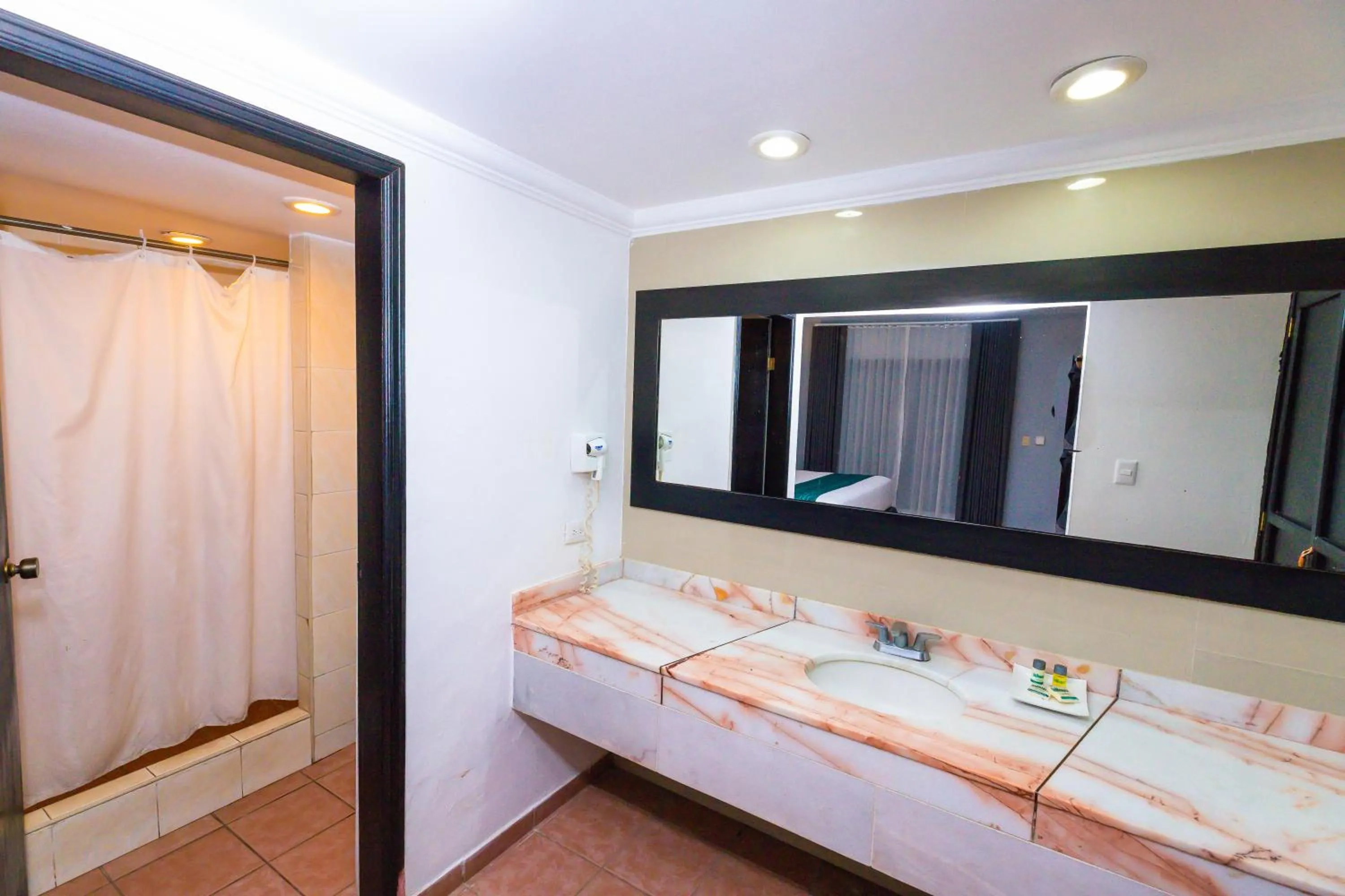 Bathroom, Bed in InHouse Select Hacienda Tres Rios Hotel Culiacán
