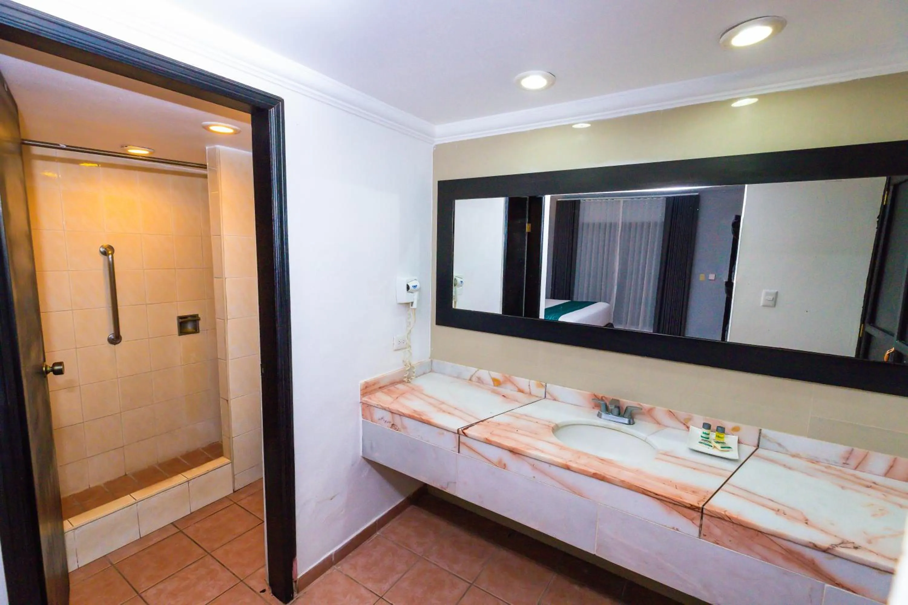 Bathroom, Bed in InHouse Select Hacienda Tres Rios Hotel Culiacán