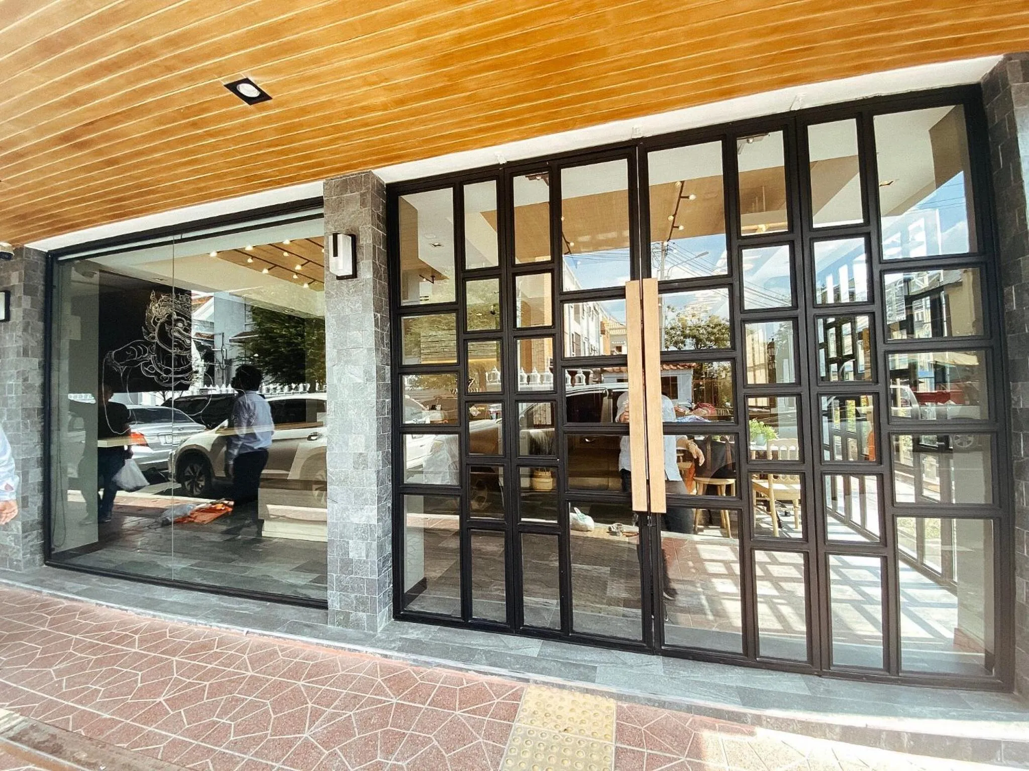 Facade/entrance in YAKTHAI POSHTEL