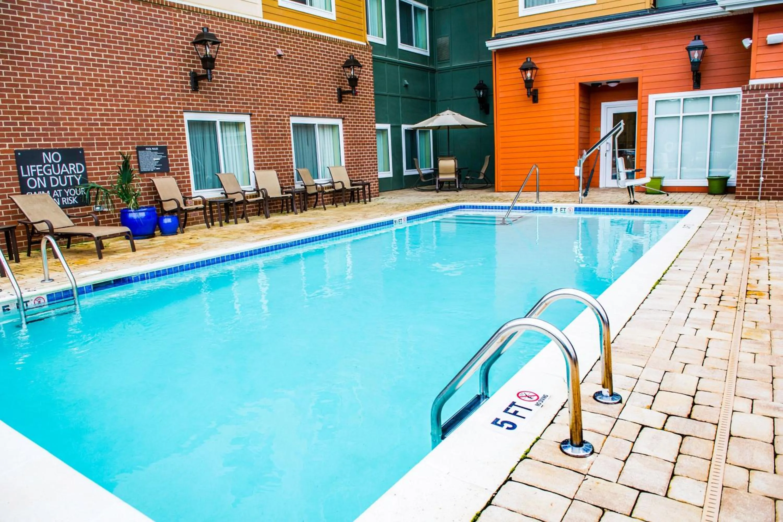 Swimming pool in Residence Inn by Marriott Columbia Northwest/Harbison