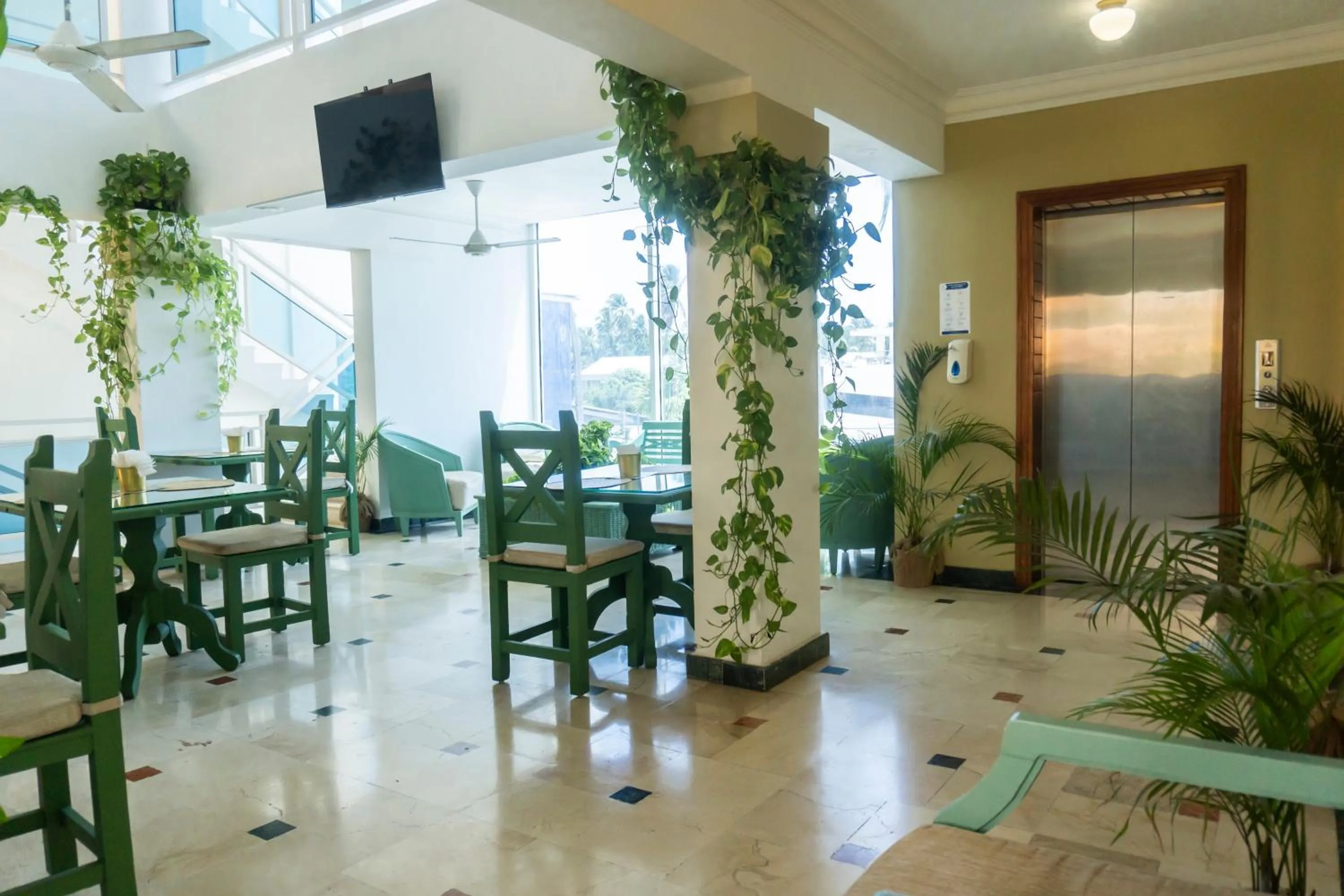 Restaurant/places to eat in Green Coast Hotel