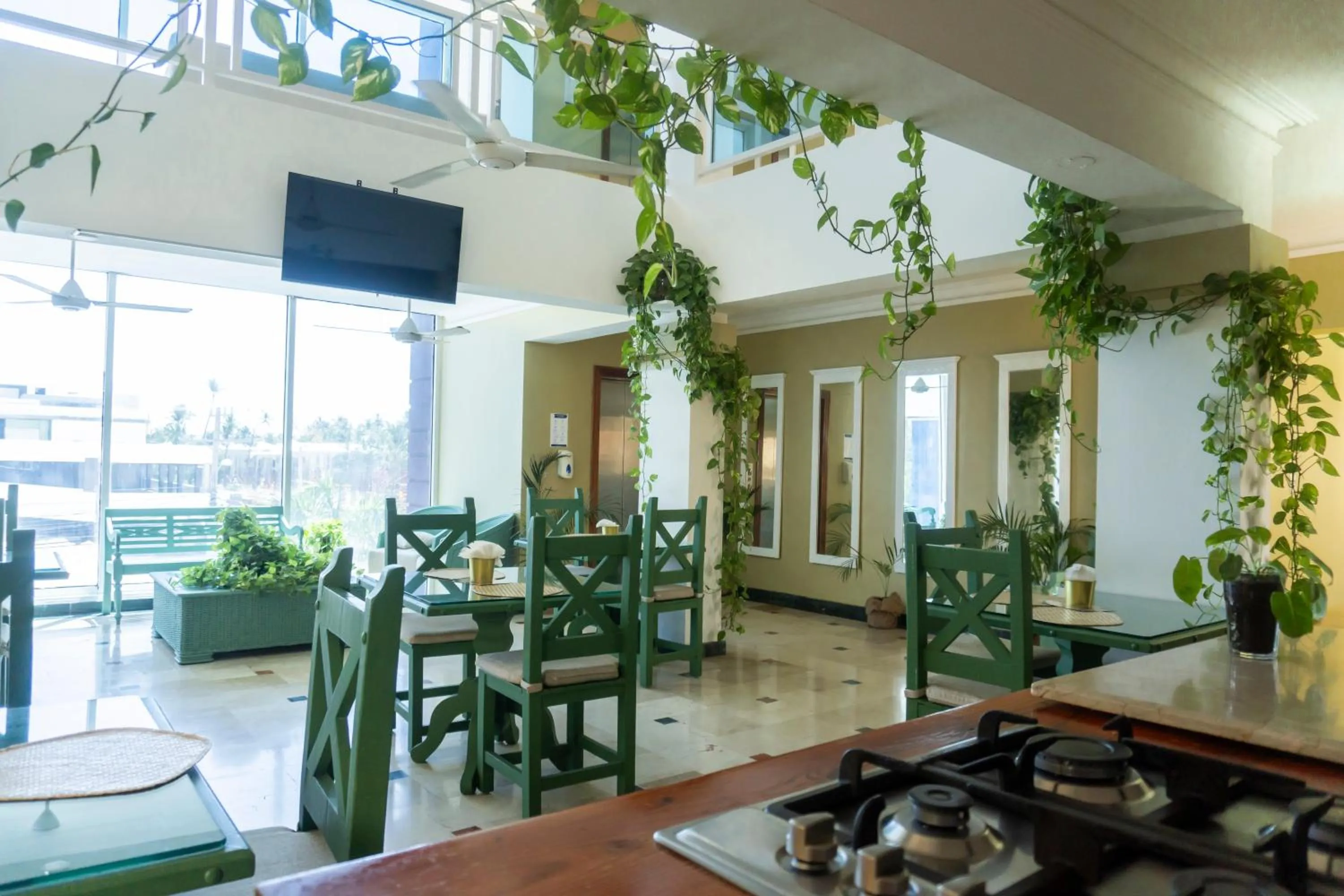 Restaurant/places to eat in Green Coast Hotel