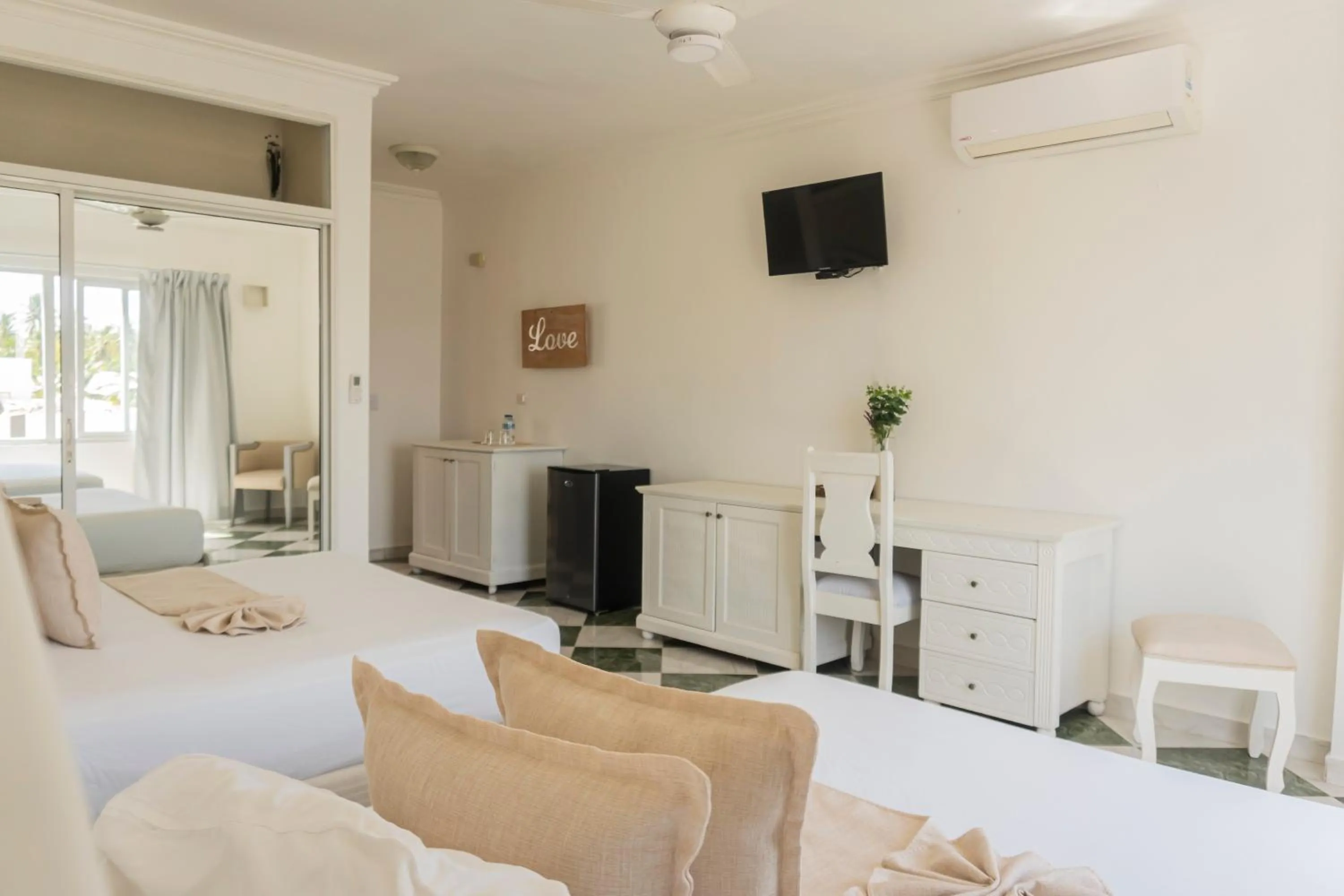 TV and multimedia in Green Coast Hotel