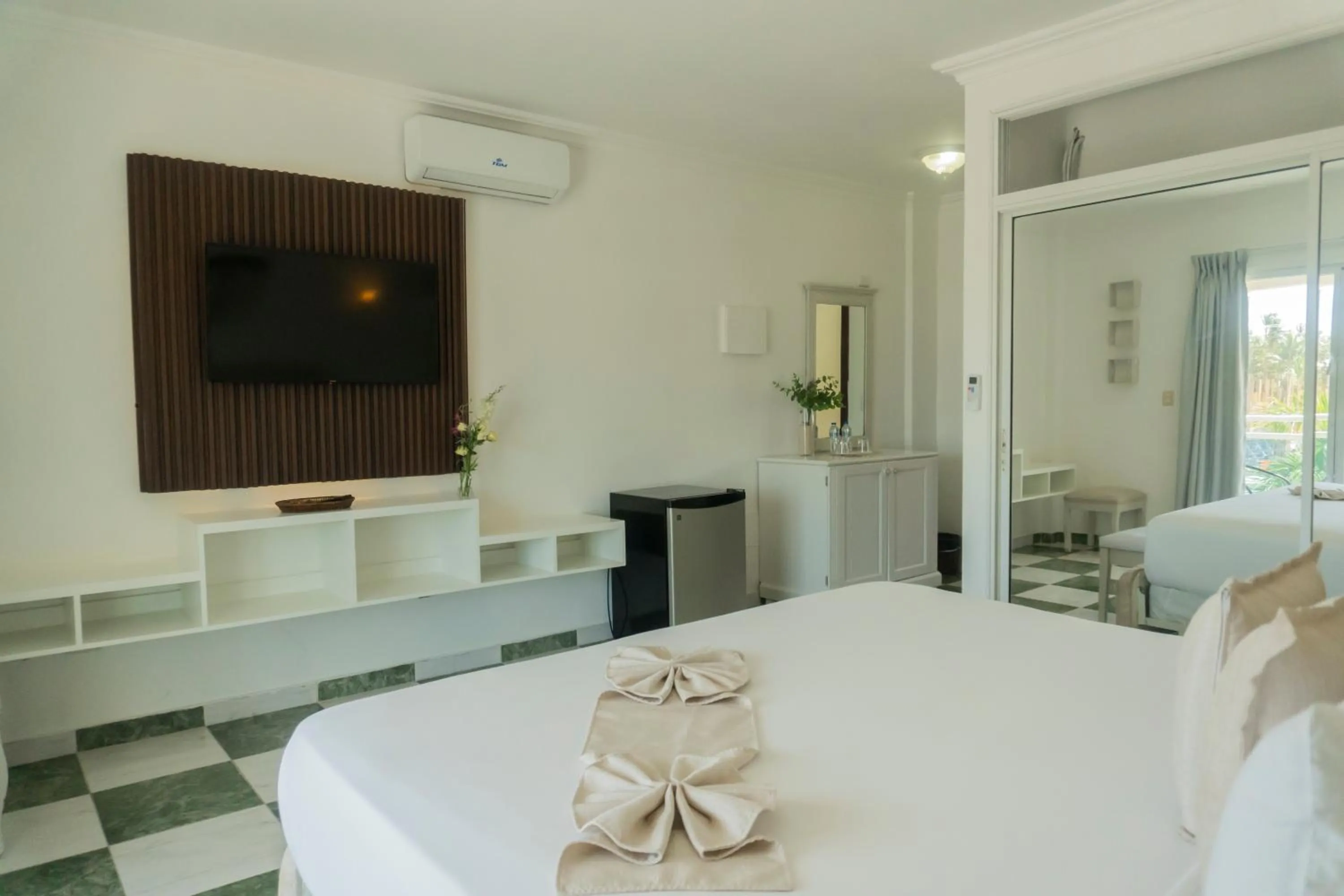 minibar, Bed in Green Coast Hotel