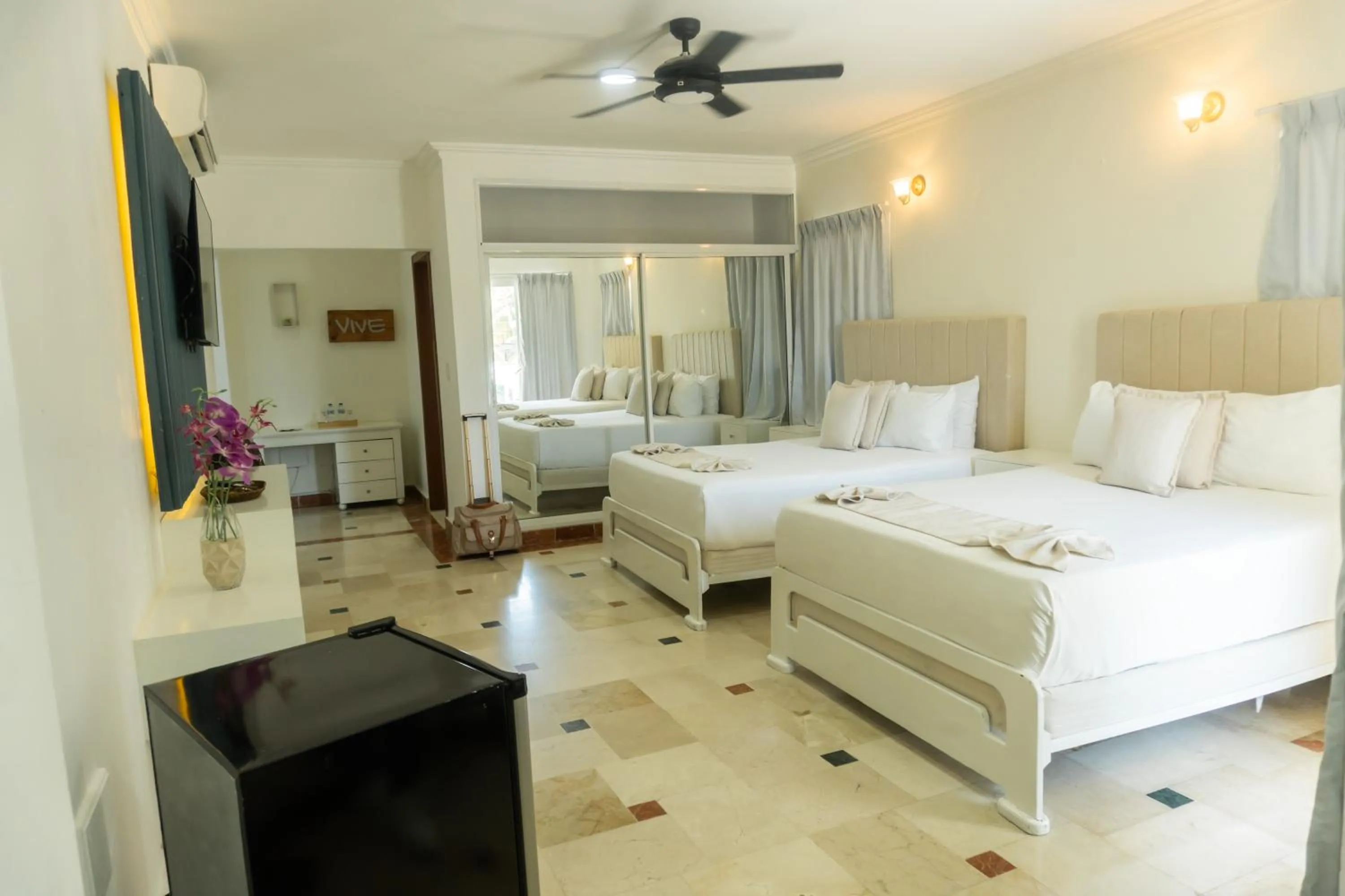 Photo of the whole room, Bed in Green Coast Hotel