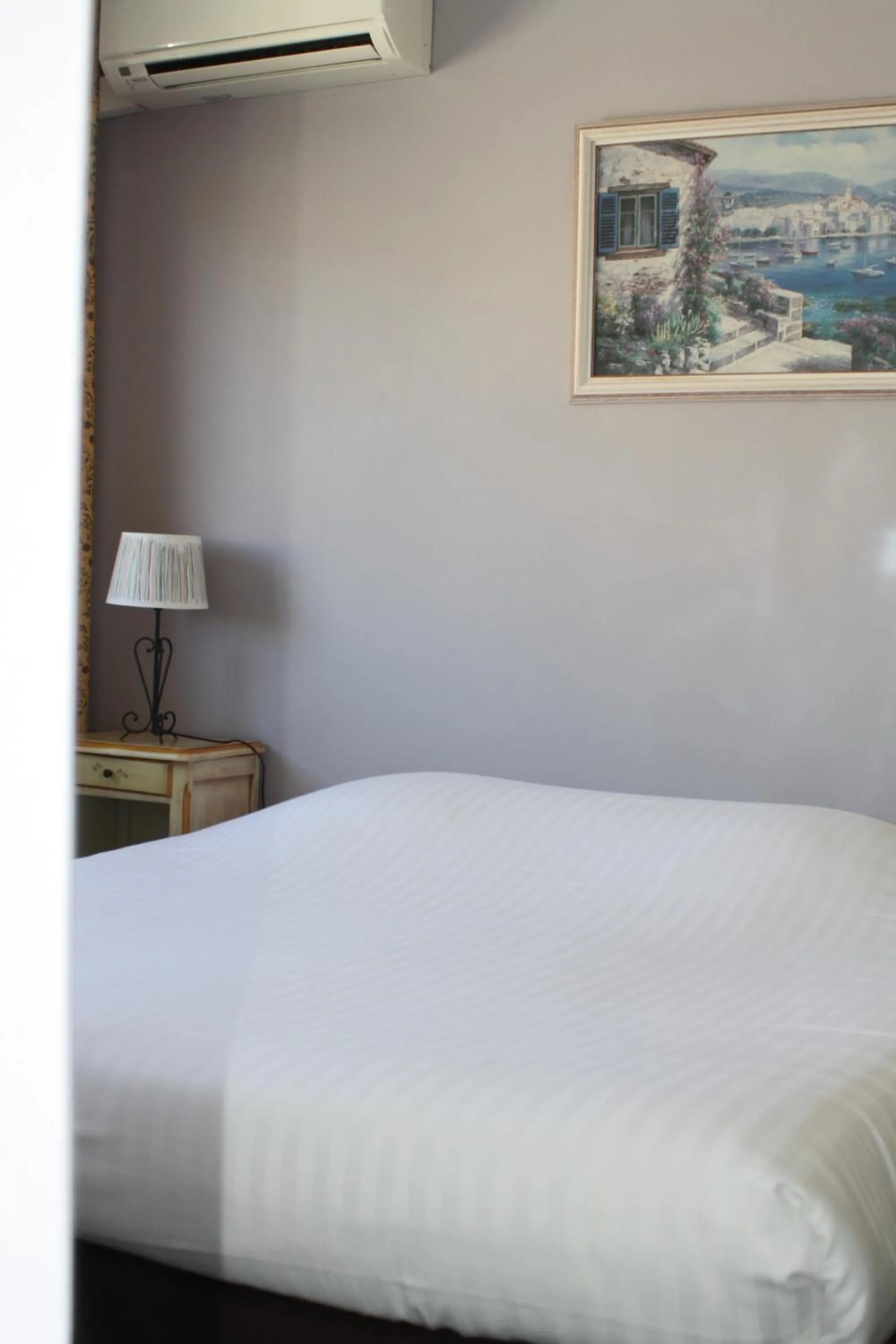 Bed in Logis Hotel du Midi