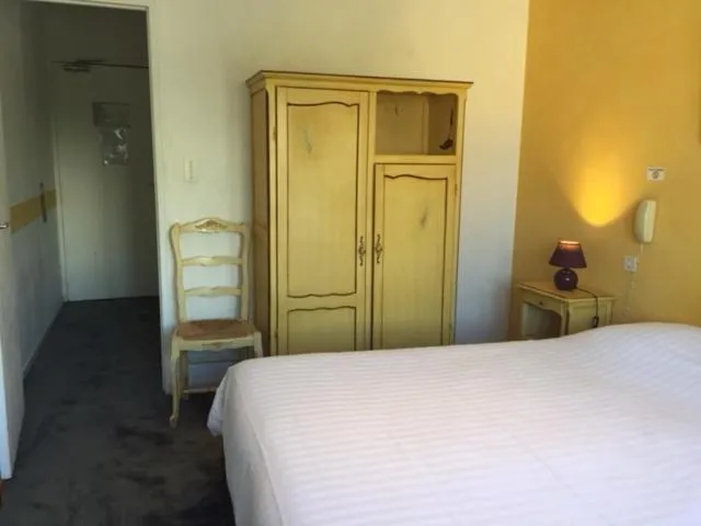 Bed in Logis Hotel du Midi