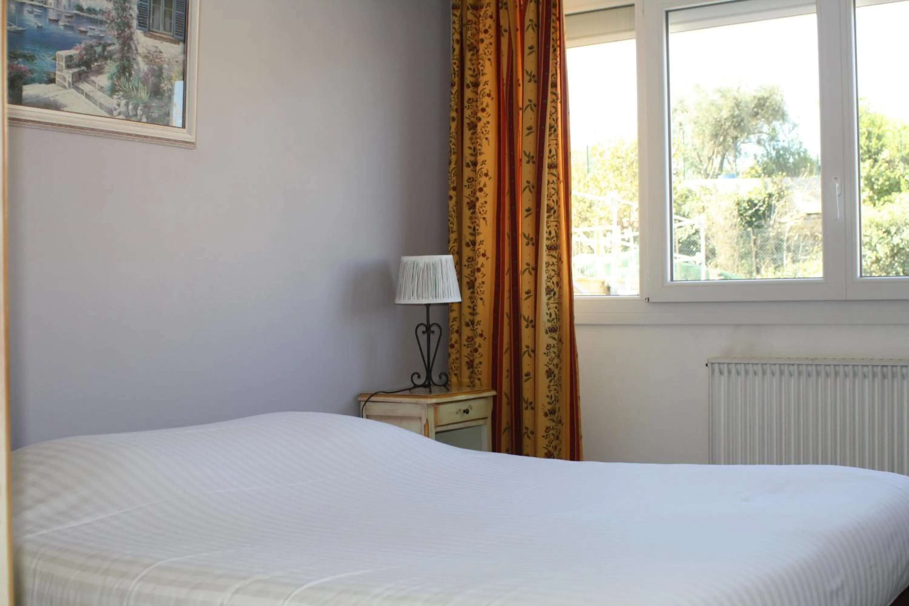 Bed in Logis Hotel du Midi