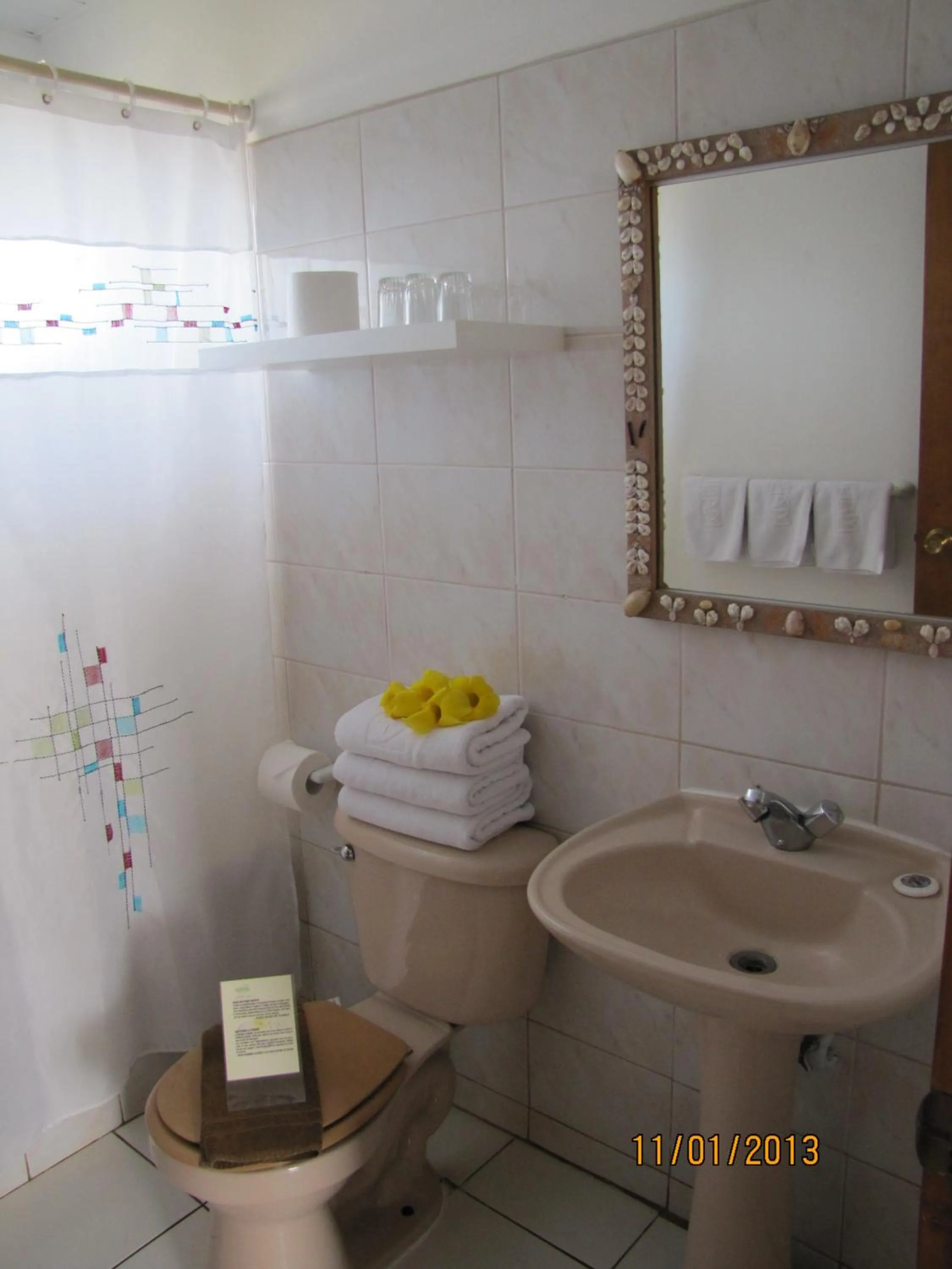 Shower in Hotel Manutara