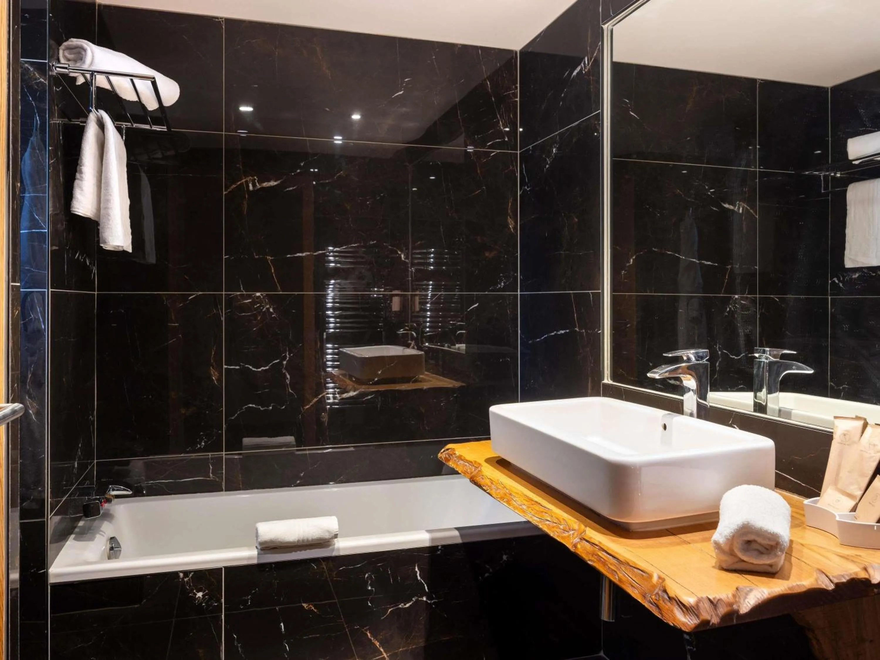 Bedroom in Mercure Brignoles Golf de Barbaroux & Spa