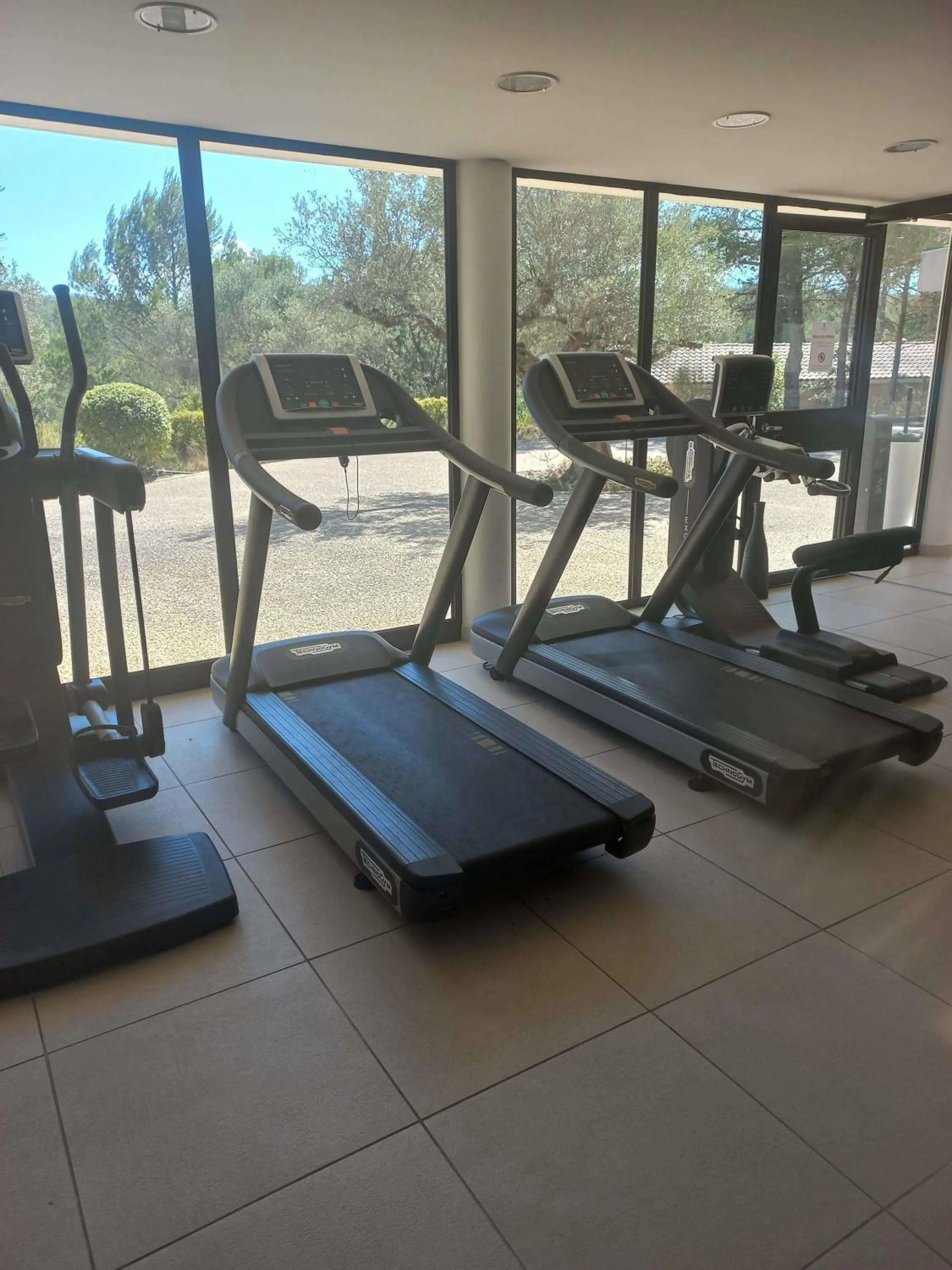 Fitness centre/facilities in Mercure Brignoles Golf de Barbaroux & Spa
