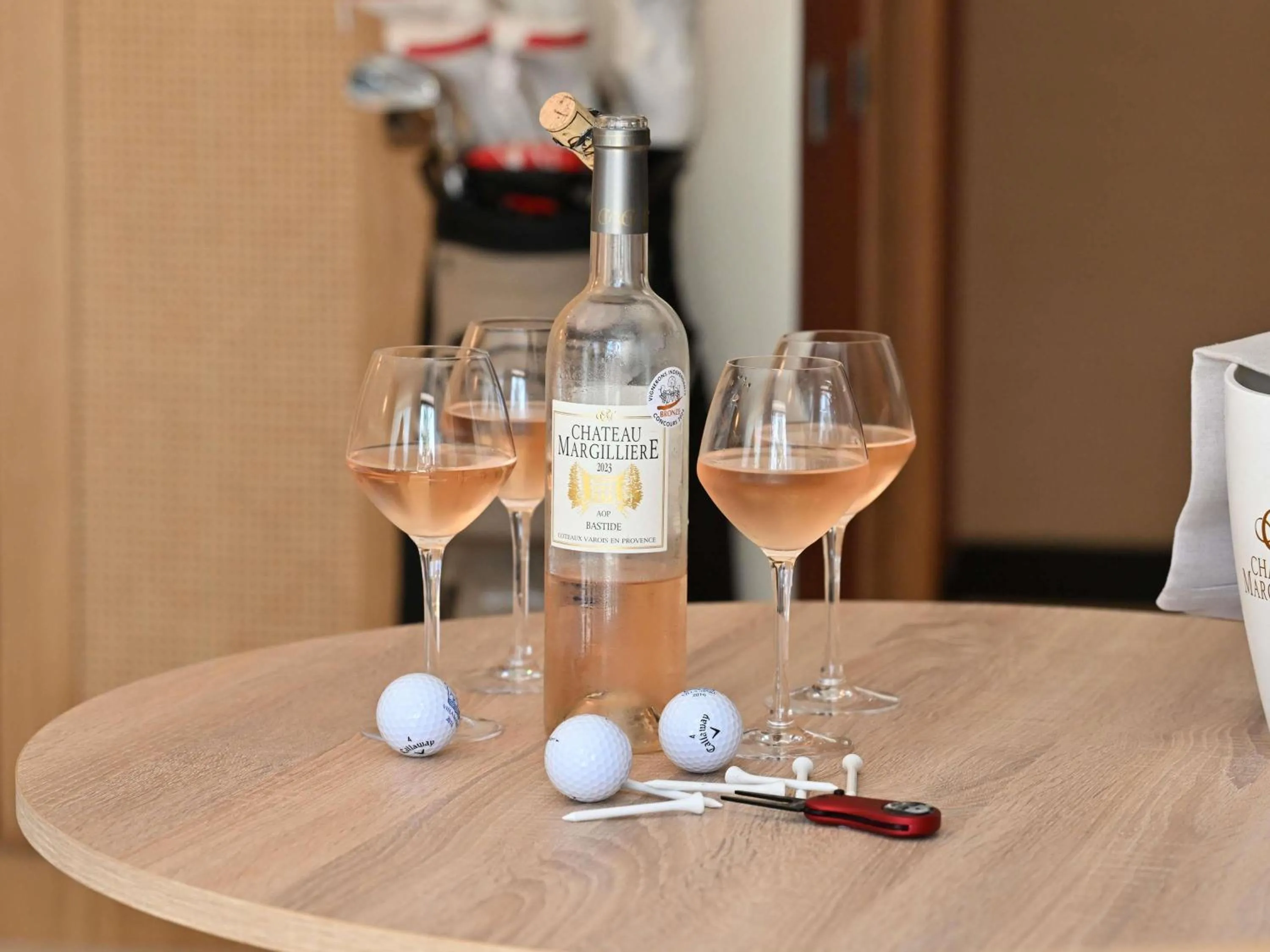 Lounge or bar in Mercure Brignoles Golf de Barbaroux & Spa