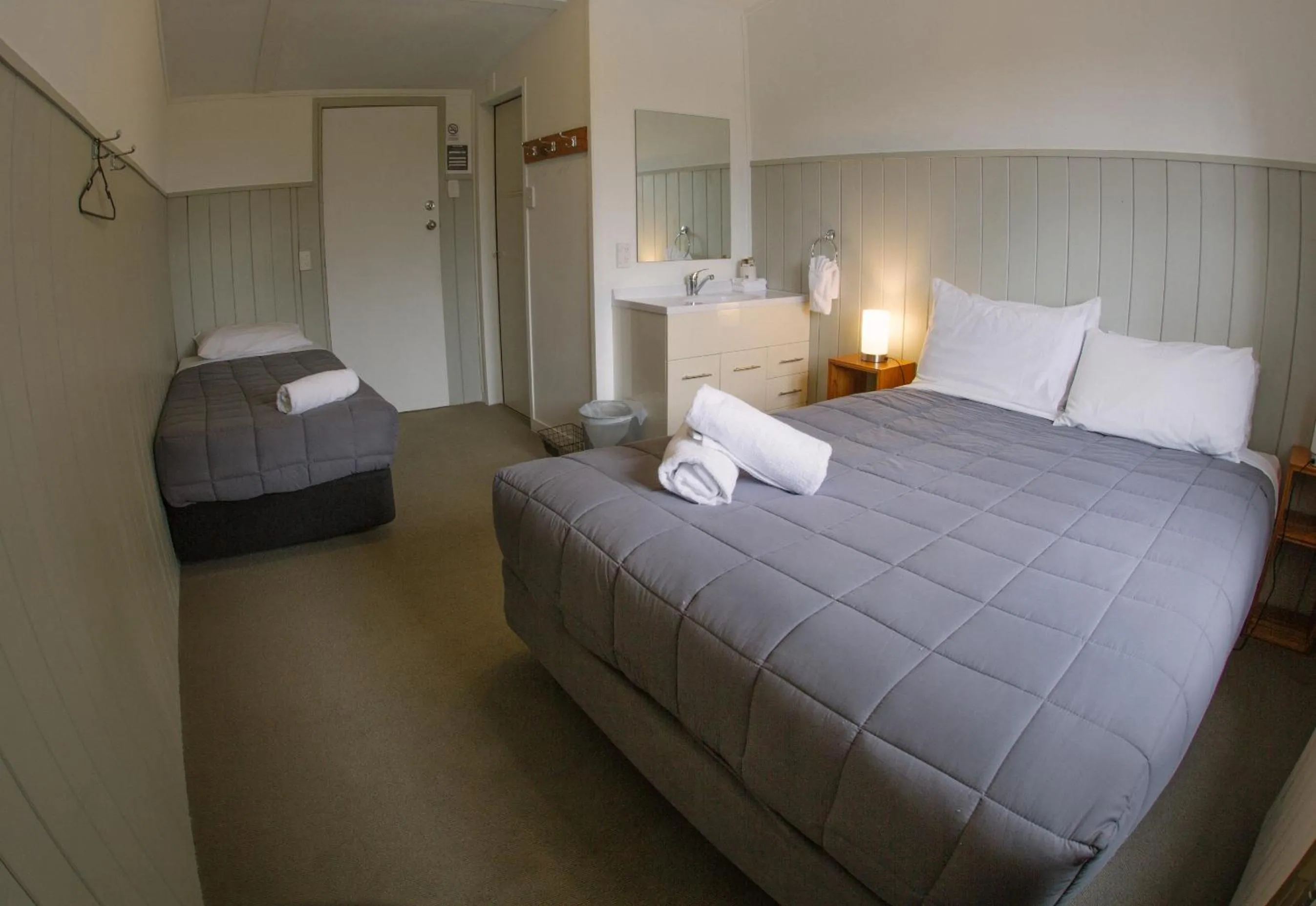 Bathroom, Bed in Kings Ohakune