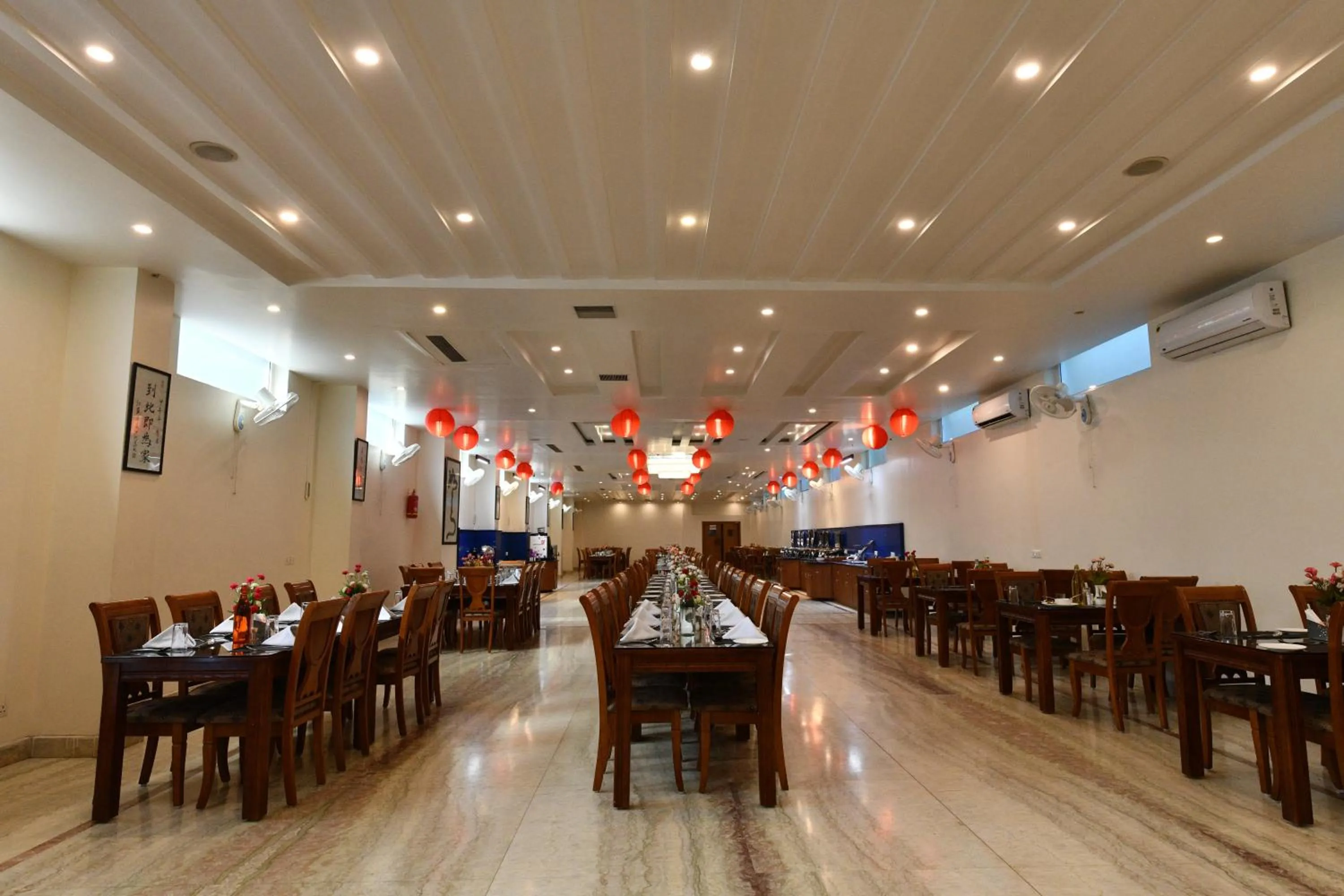 Restaurant/places to eat in HOTEL ANAND INTERNATIONAL