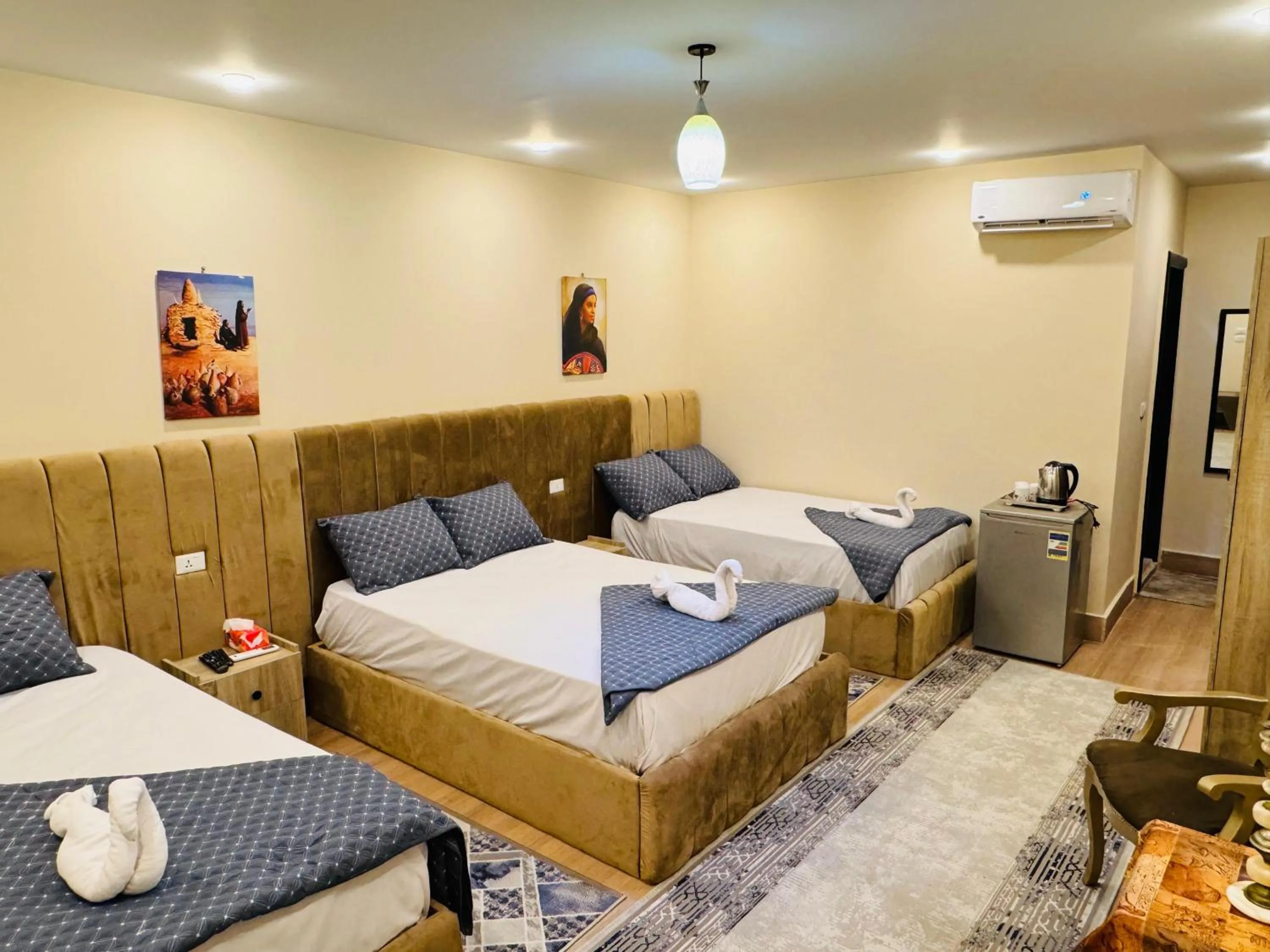 Bed in Sphinx palace pyramids view inn