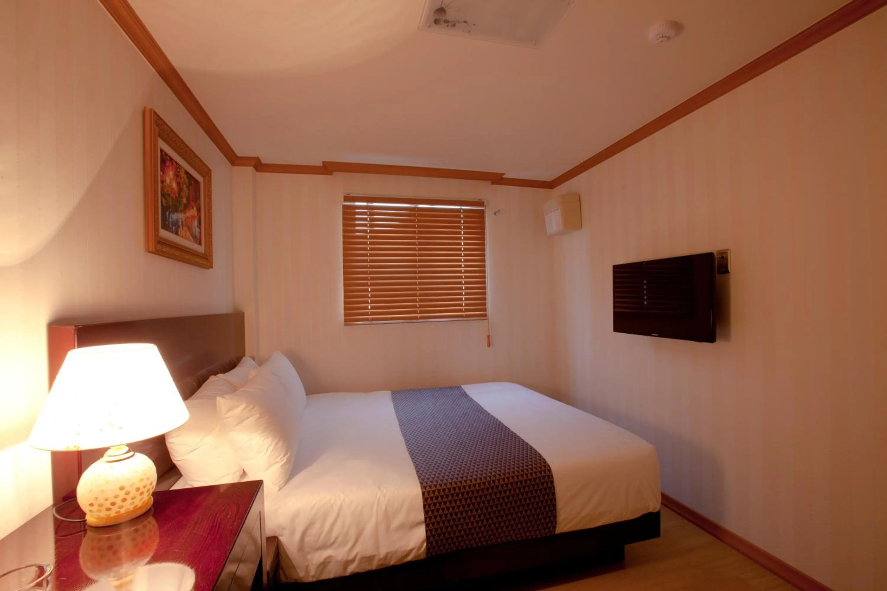 Bedroom, Bed in Hotel Daewoo Inn