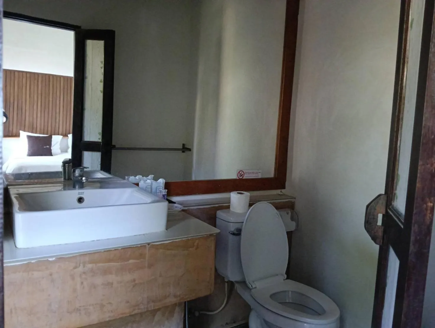 Toilet in Flora I Talay