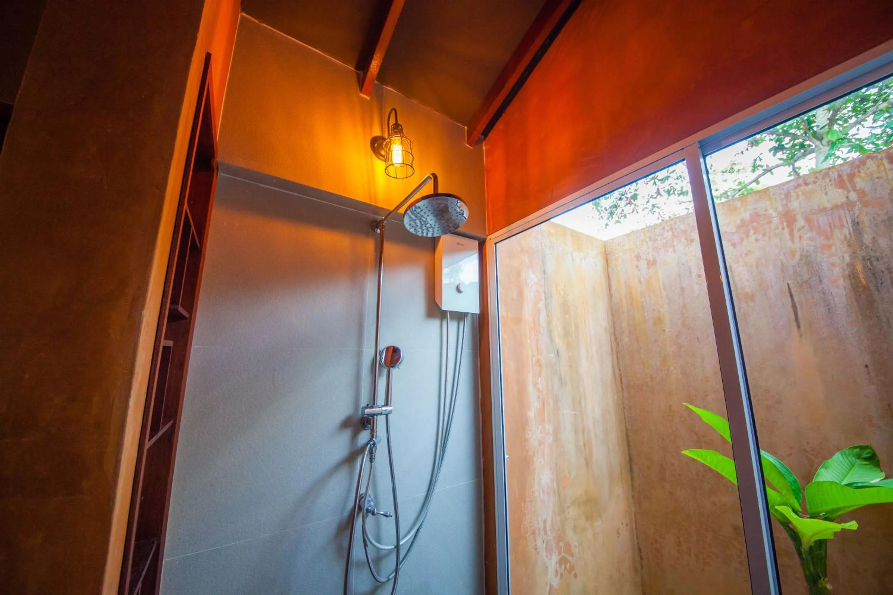 Shower in Flora I Talay