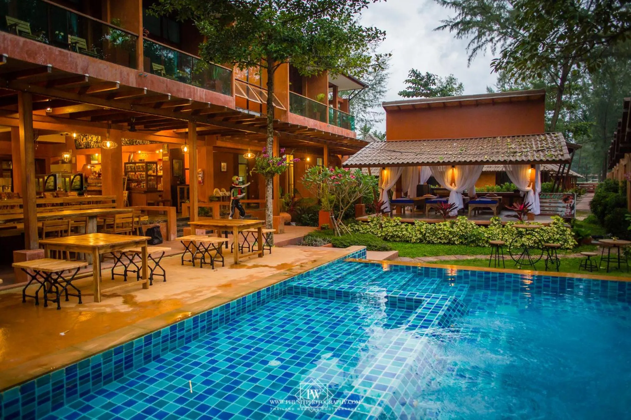 Swimming pool in Flora I Talay