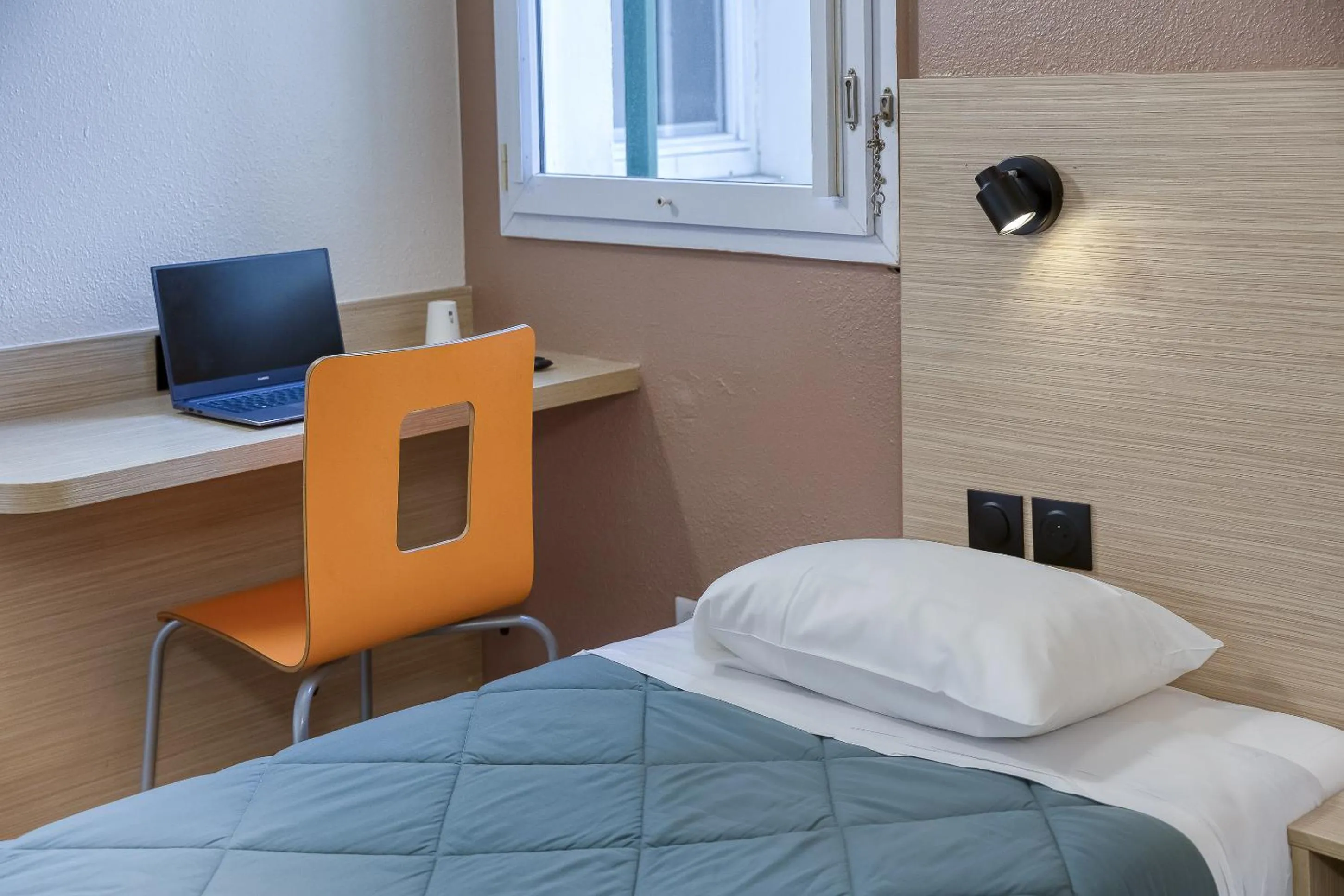 Bed in Premiere Classe Cergy Saint Christophe