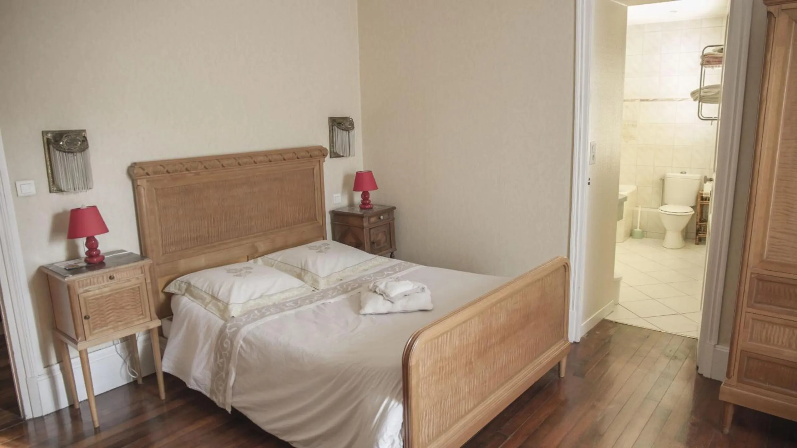 Triple Room with Corner Bath in CHEZ PIERRE