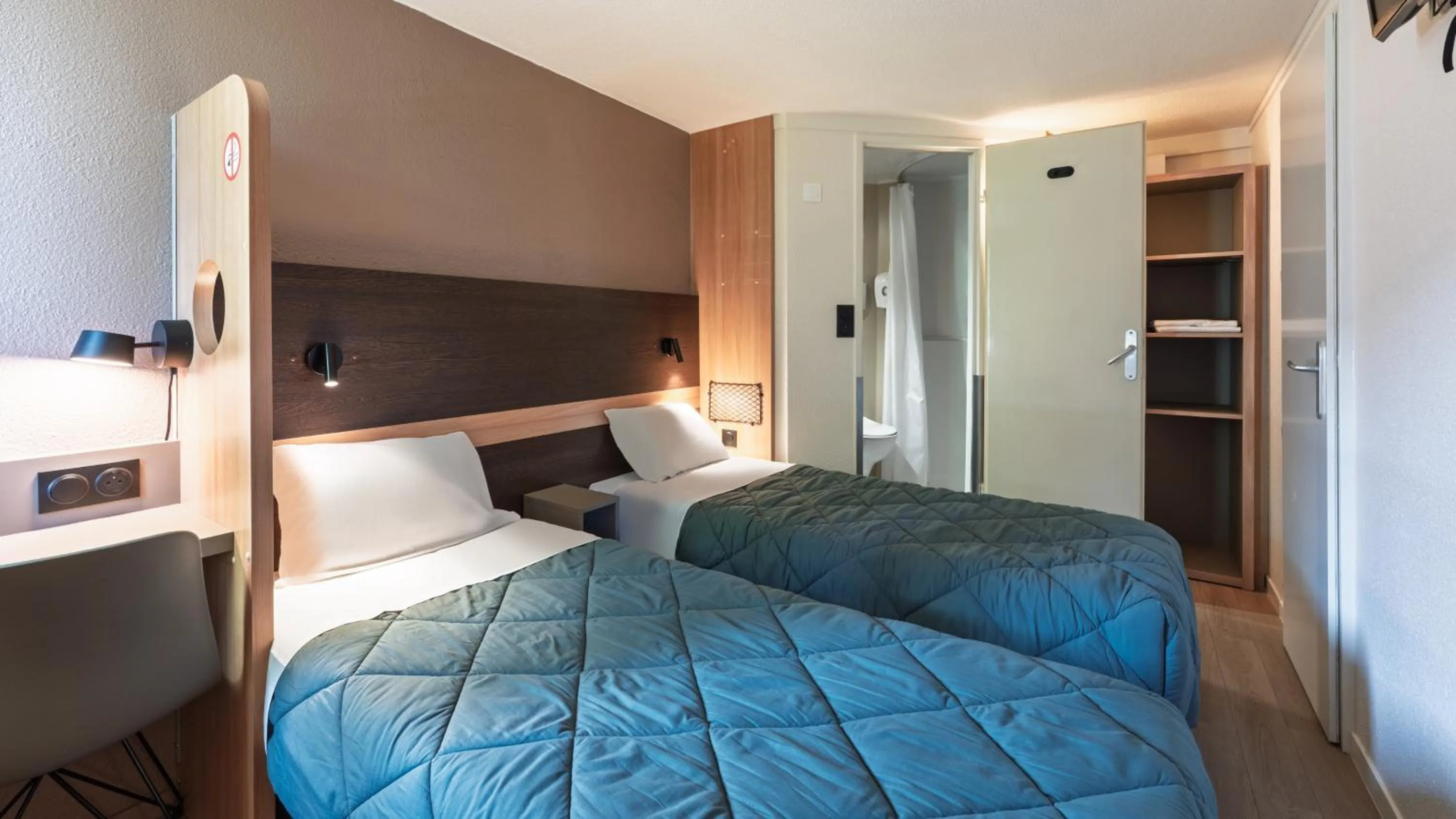 Bed in Premiere Classe Lille Ouest - Lomme