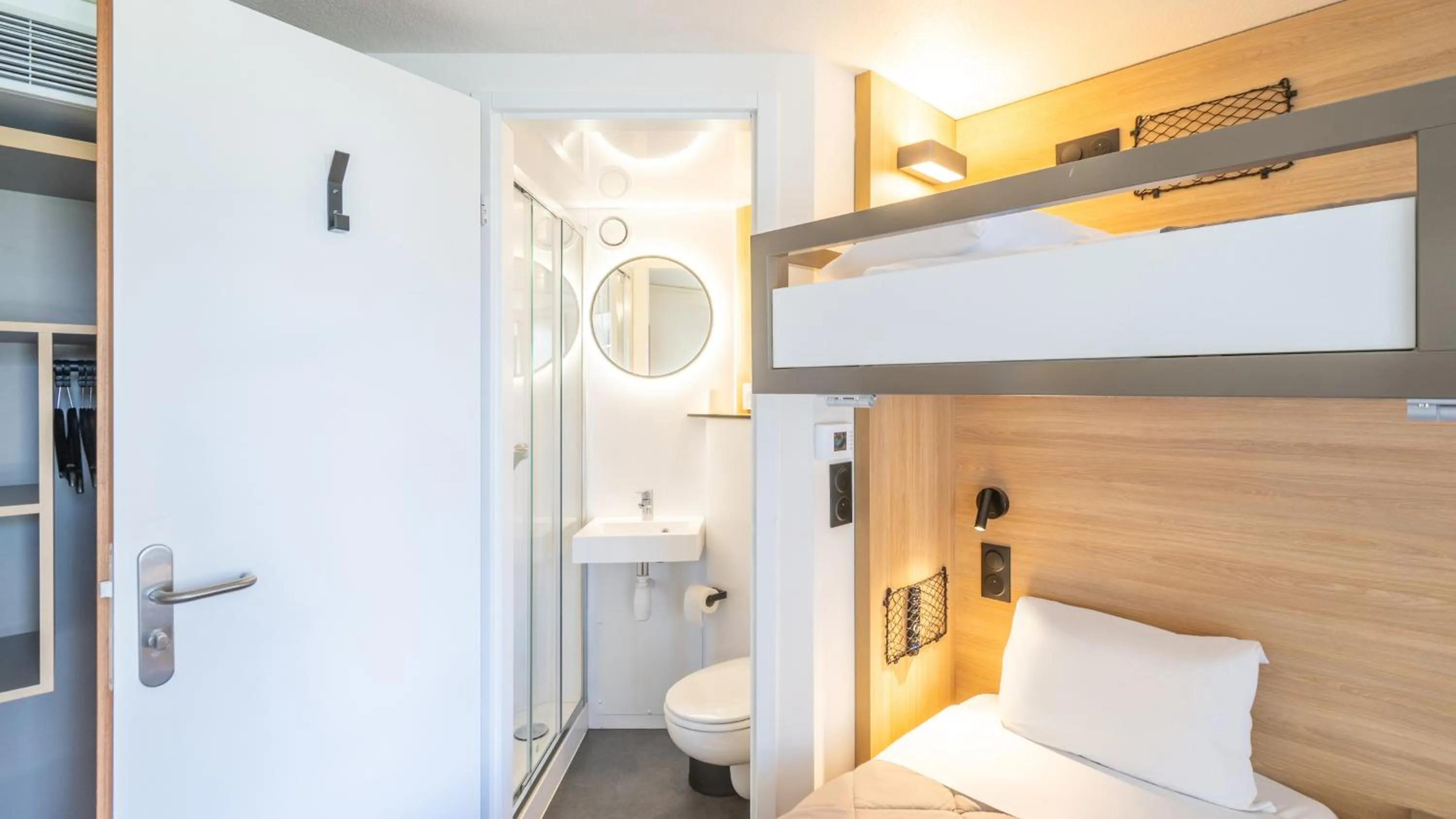 Shower, Bed in Premiere Classe Marne la Vallée - Torcy