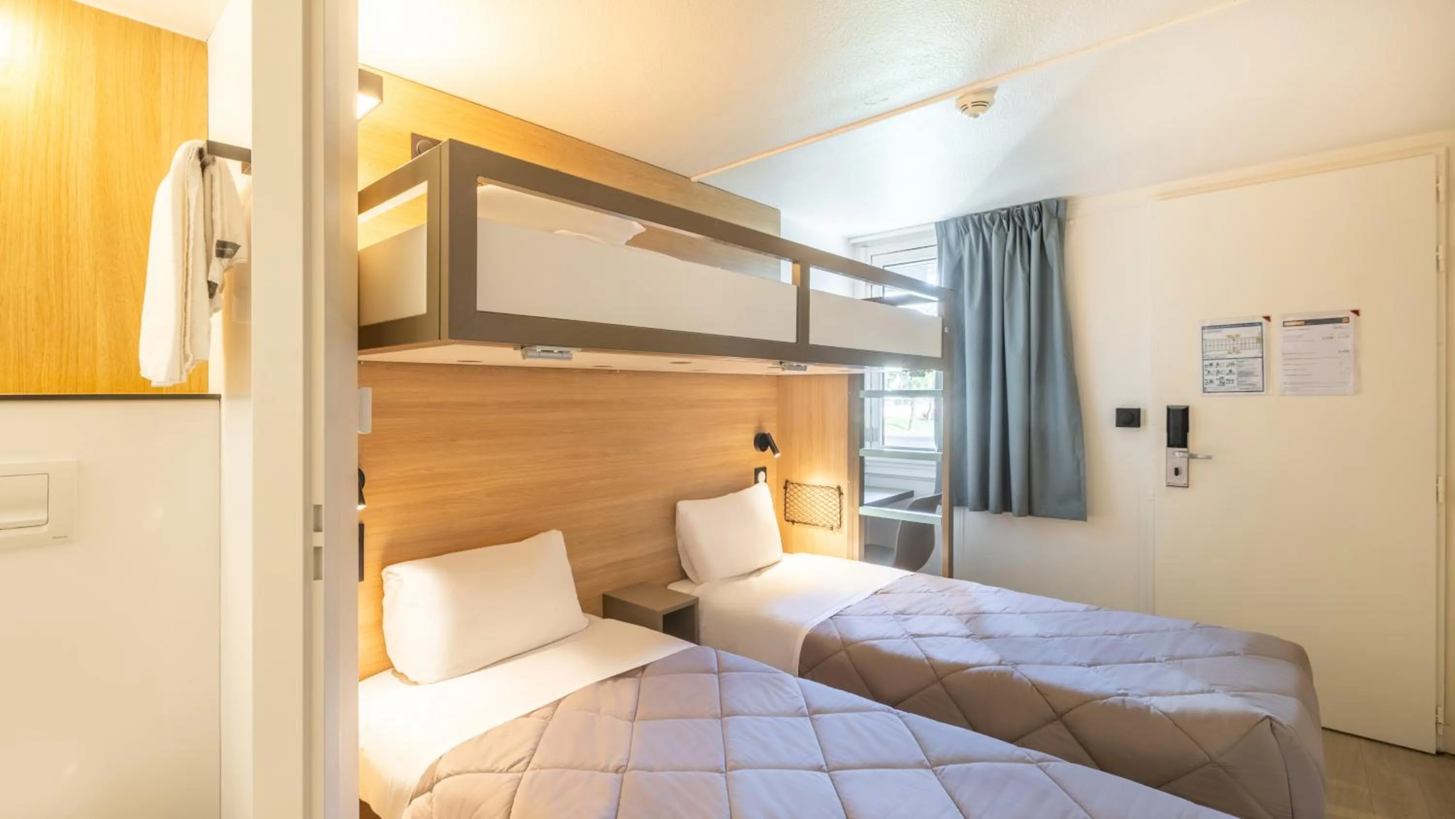 Bed in Premiere Classe Villepinte Centre - Parc des Expositions