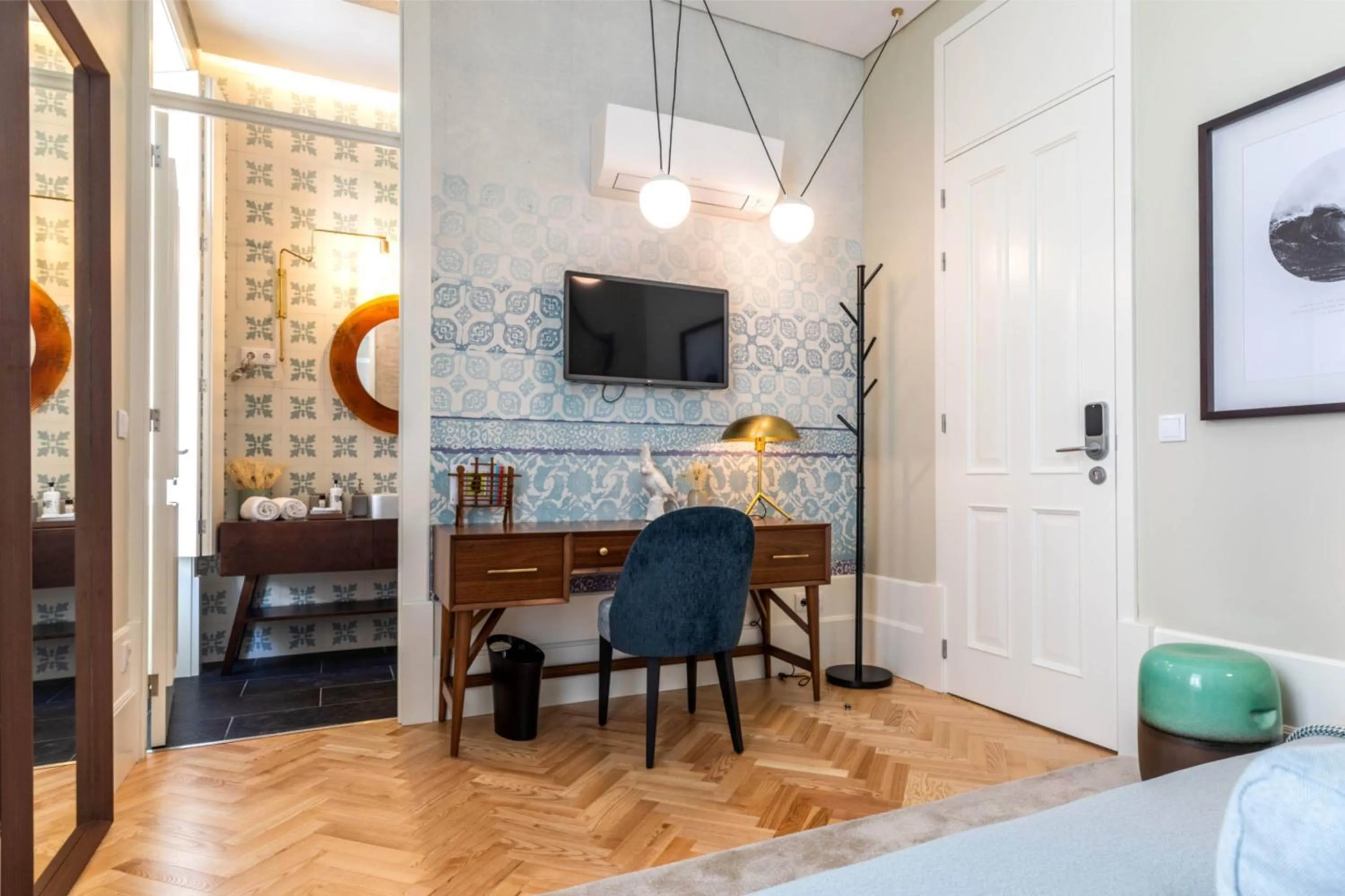 Communal lounge/ TV room, Bed in Harbour Inn Design Townhouse