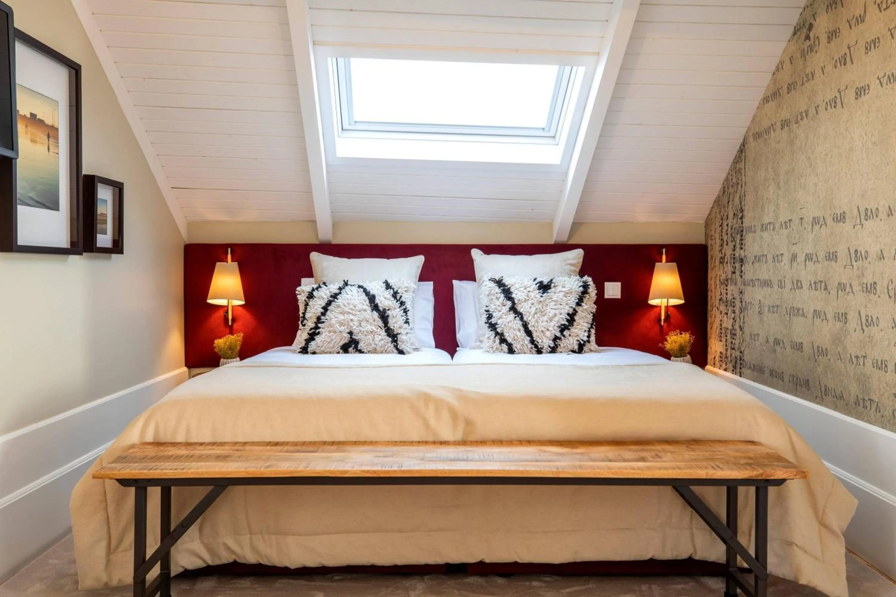 Bed in Harbour Inn Design Townhouse