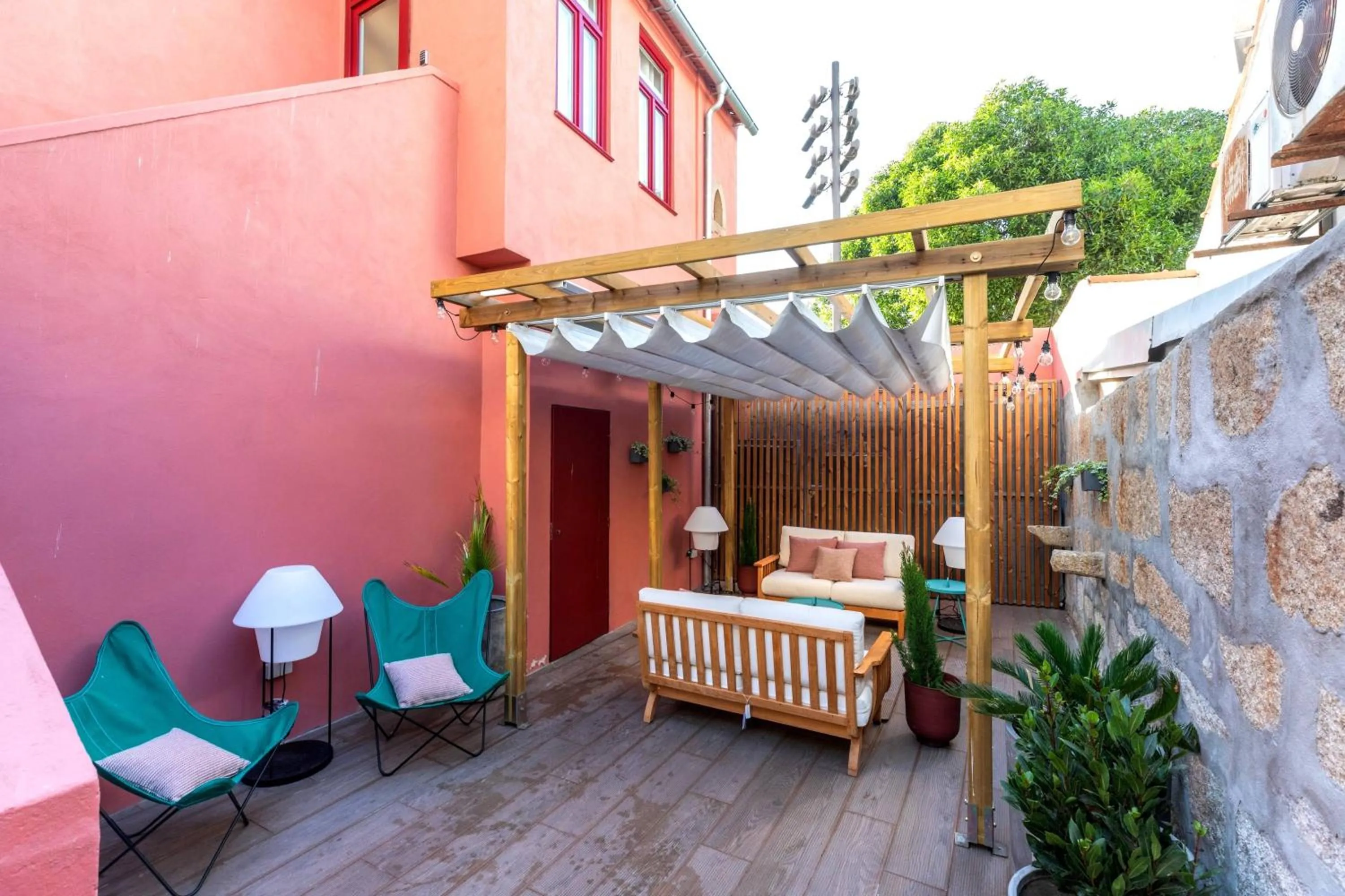 Property building in Harbour Inn Design Townhouse