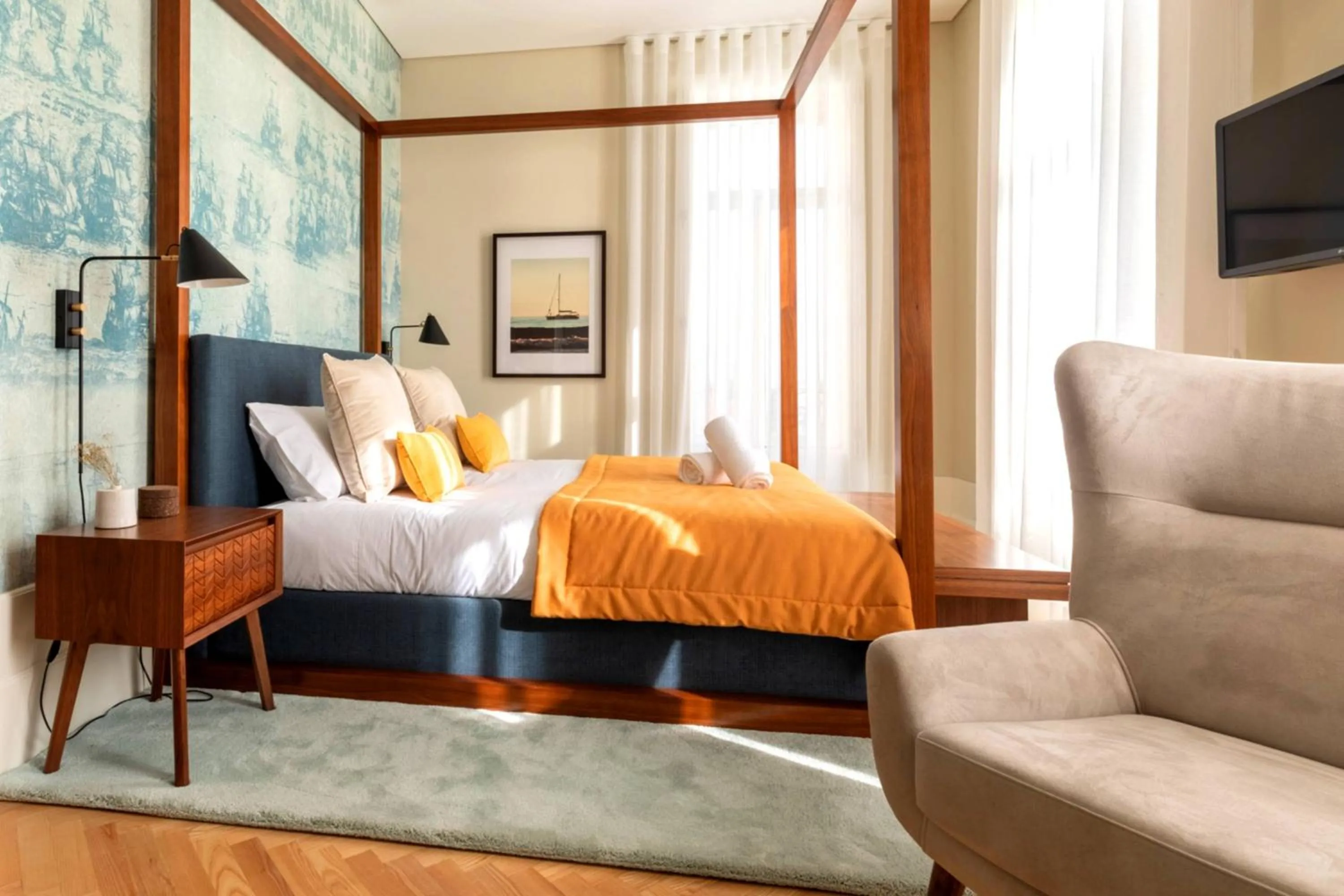 Bed in Harbour Inn Design Townhouse