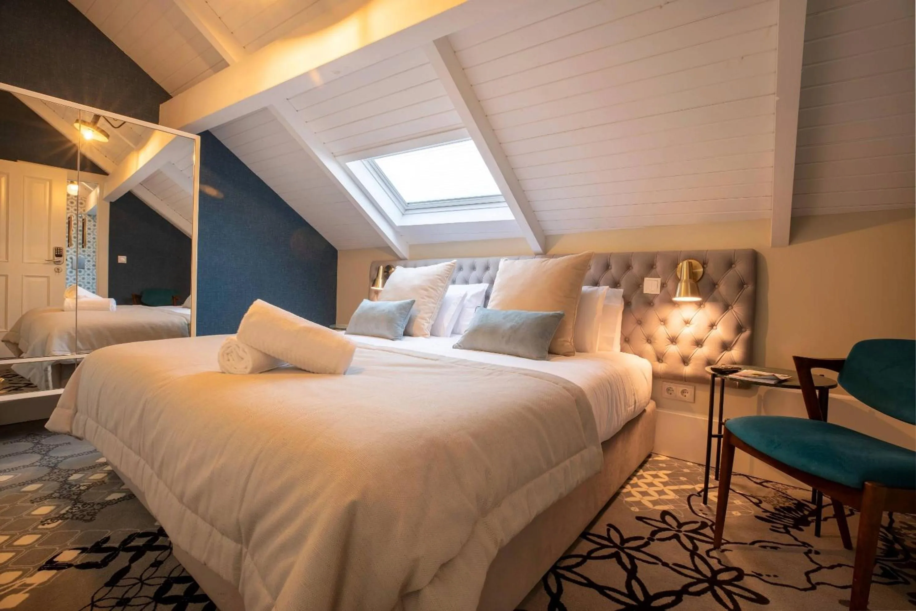 Bed in Harbour Inn Design Townhouse