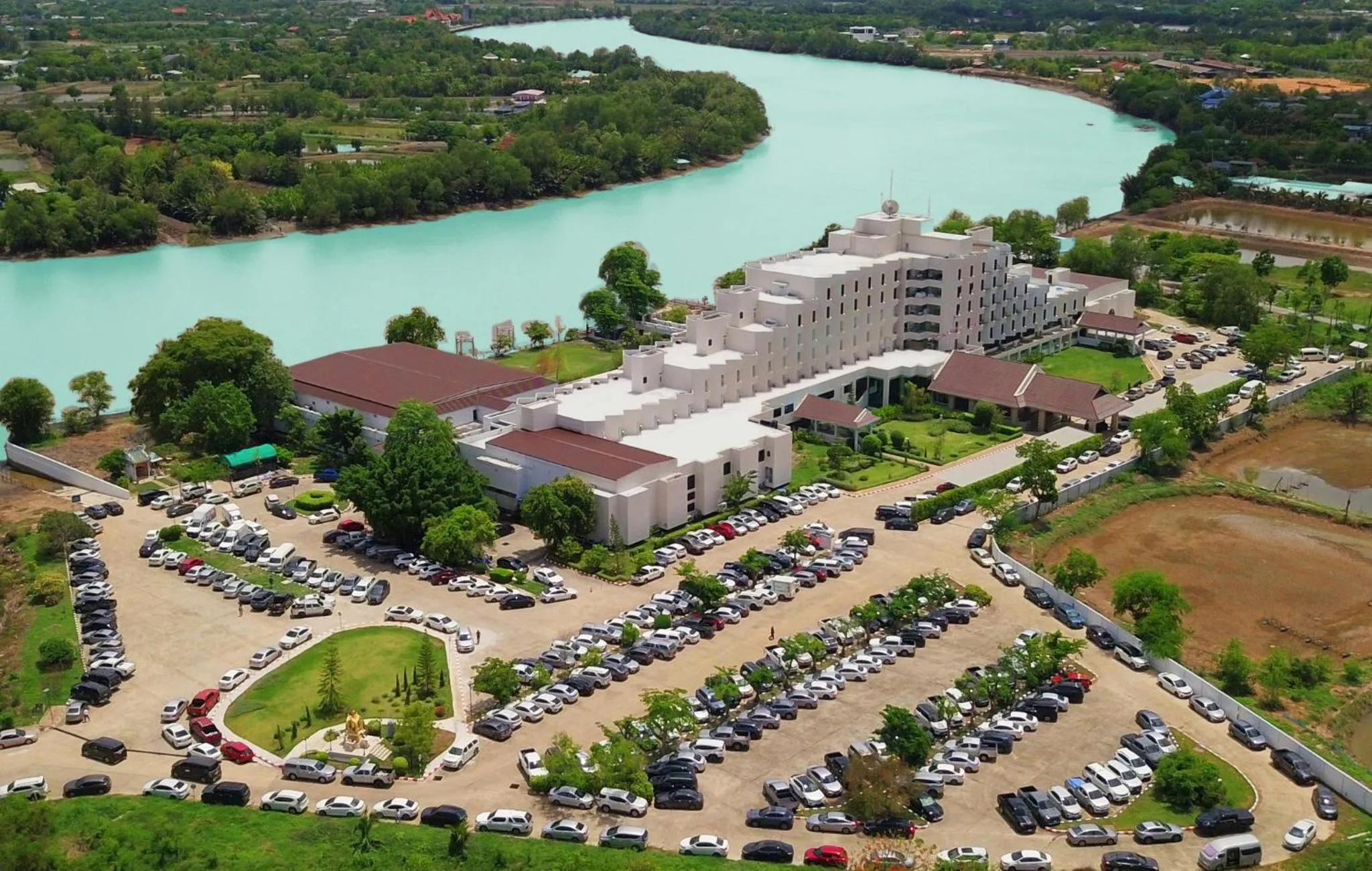 Swimming pool in Suntara Wellness Resort & Hotel