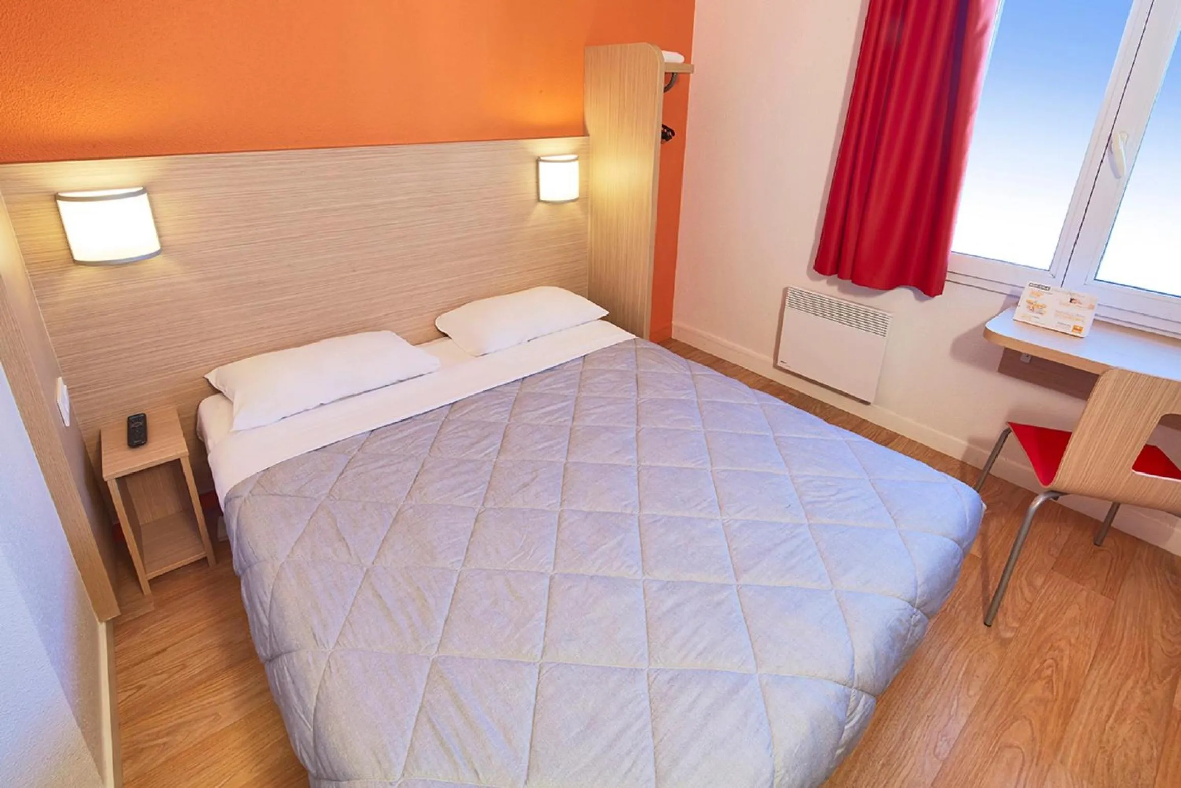 Photo of the whole room, Bed in Première Classe Marne la Vallée - Bussy Saint Georges