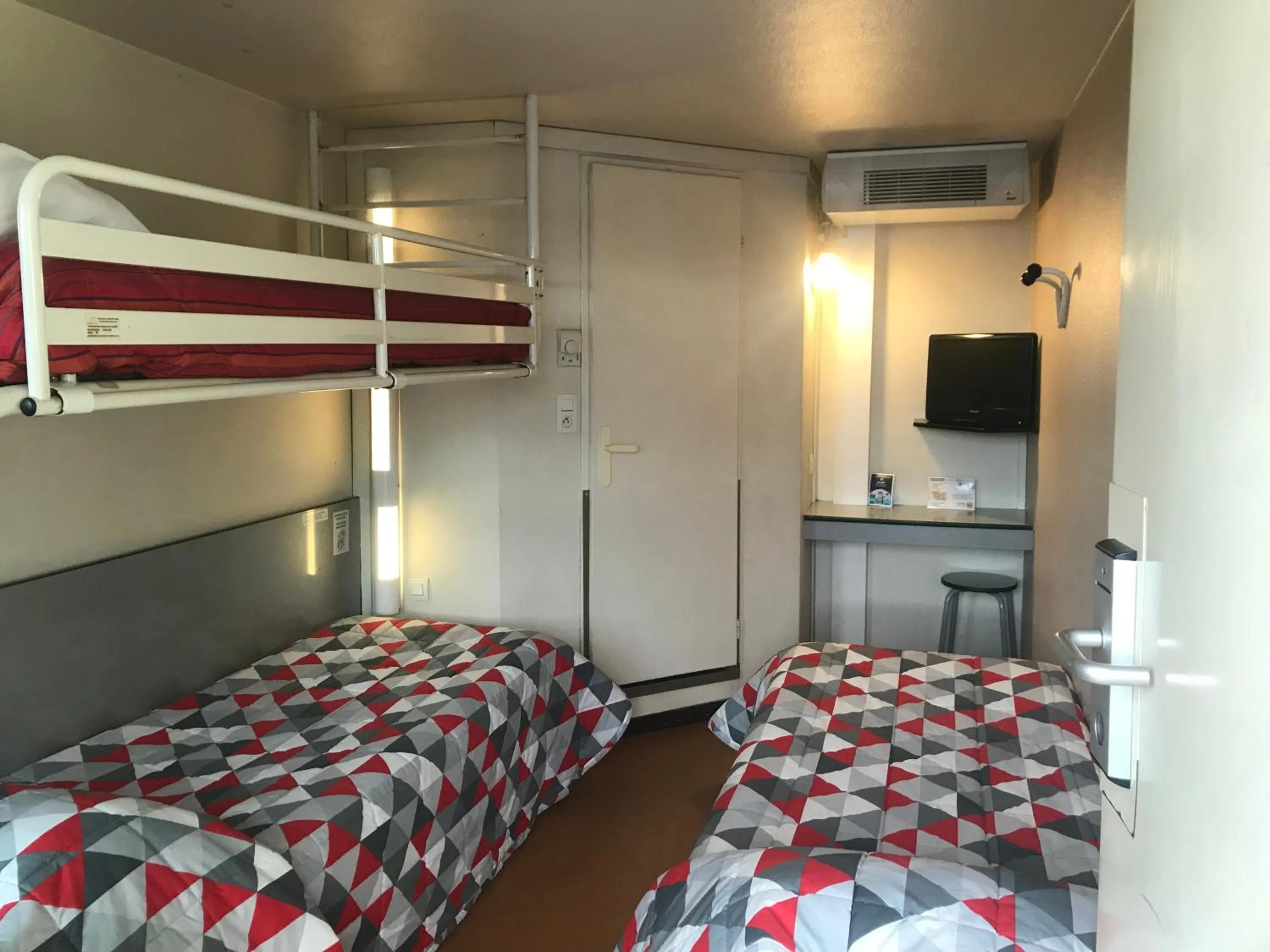 Photo of the whole room, Bed in Premiere Classe Chambery