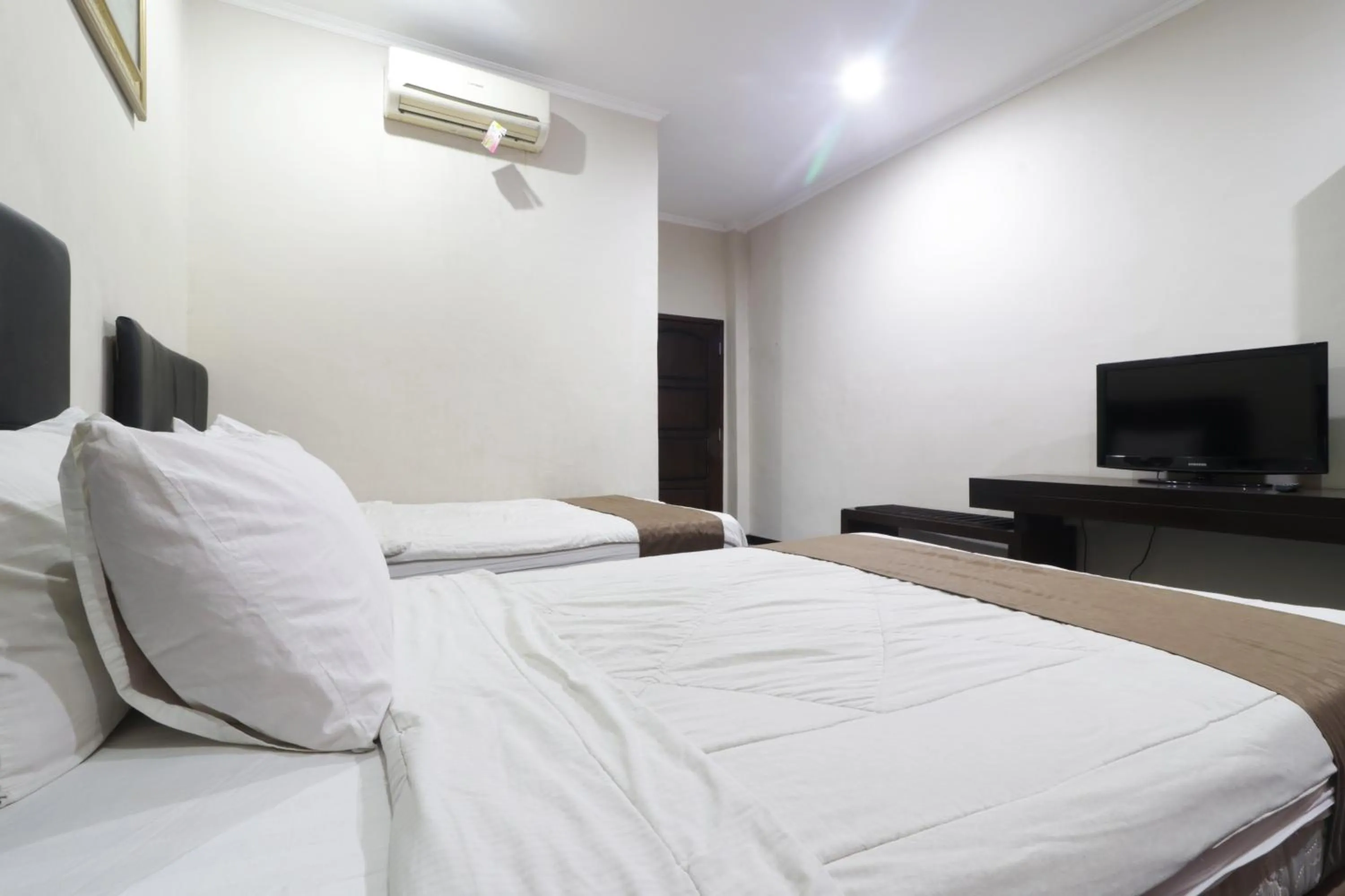 Bed in Hotel Antariksa