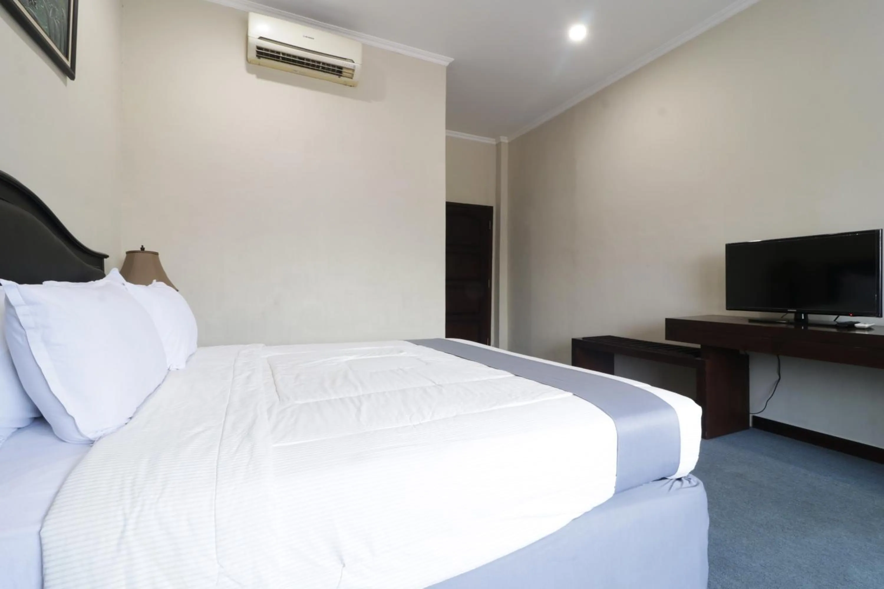 Bed in Hotel Antariksa