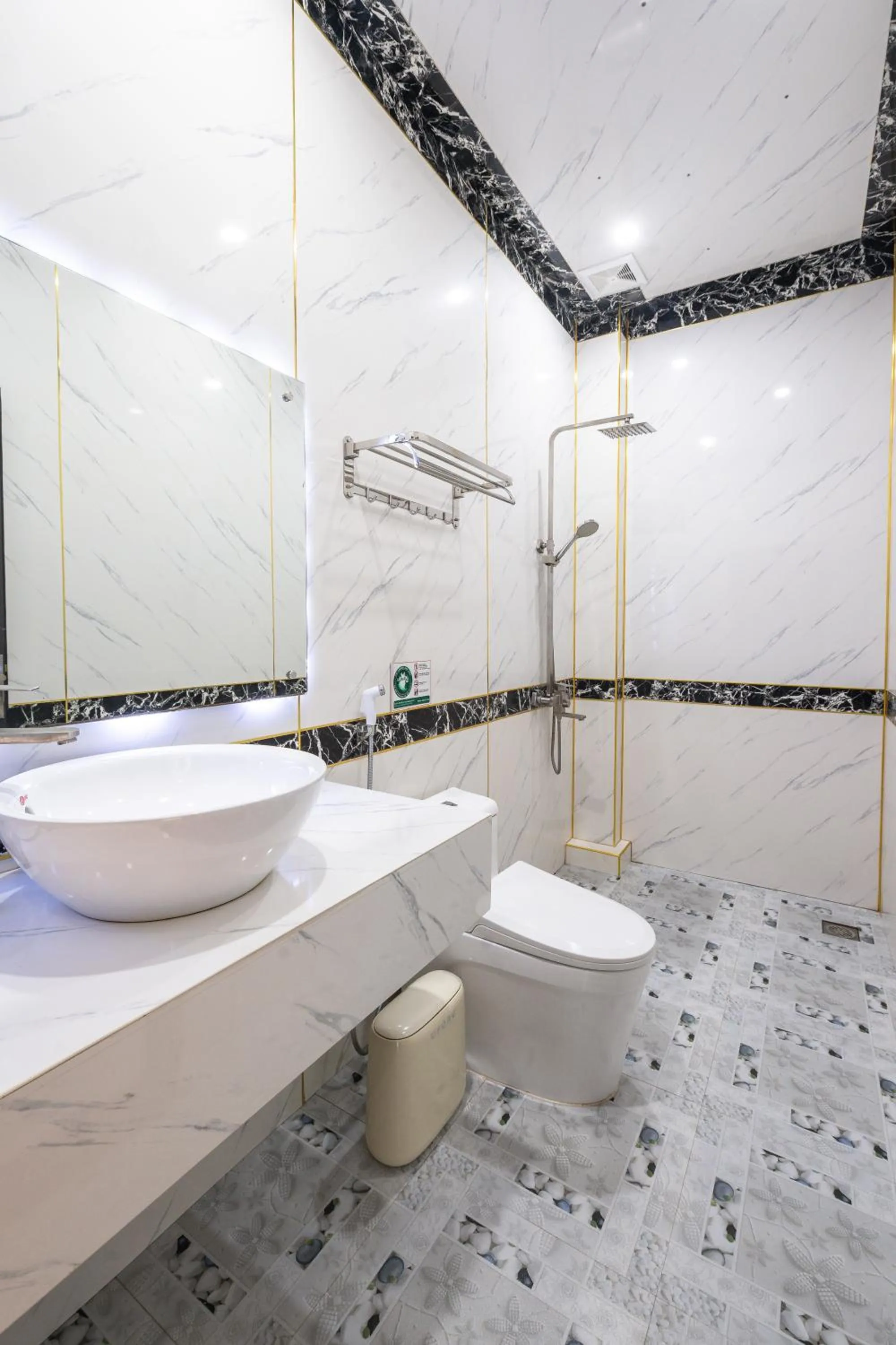 Toilet in TAM COC SUNSHINE HOTEL